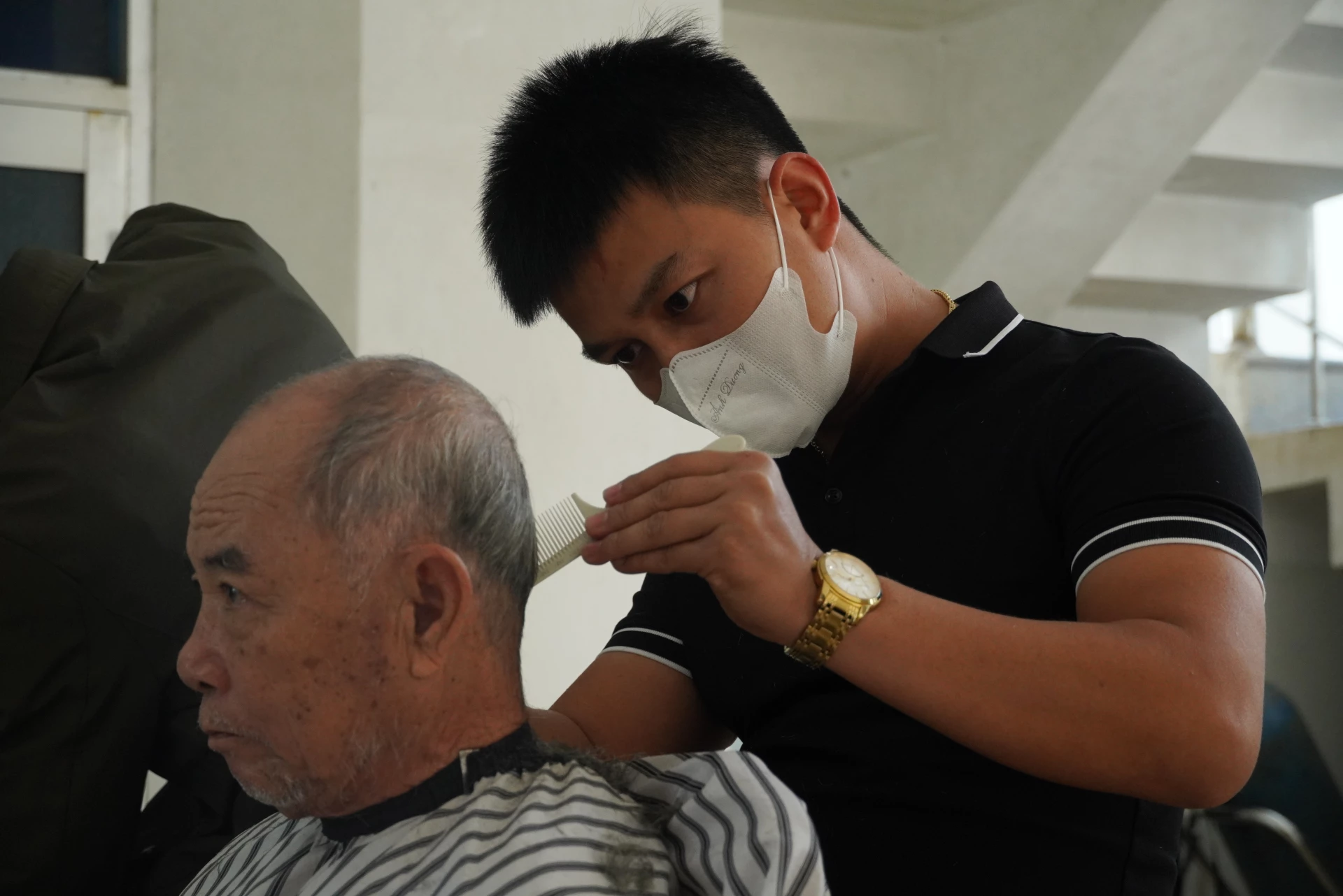 Những tình nguyện viên chăm chú làm đẹp cho các bệnh nhân với tất cả sự chân tình.