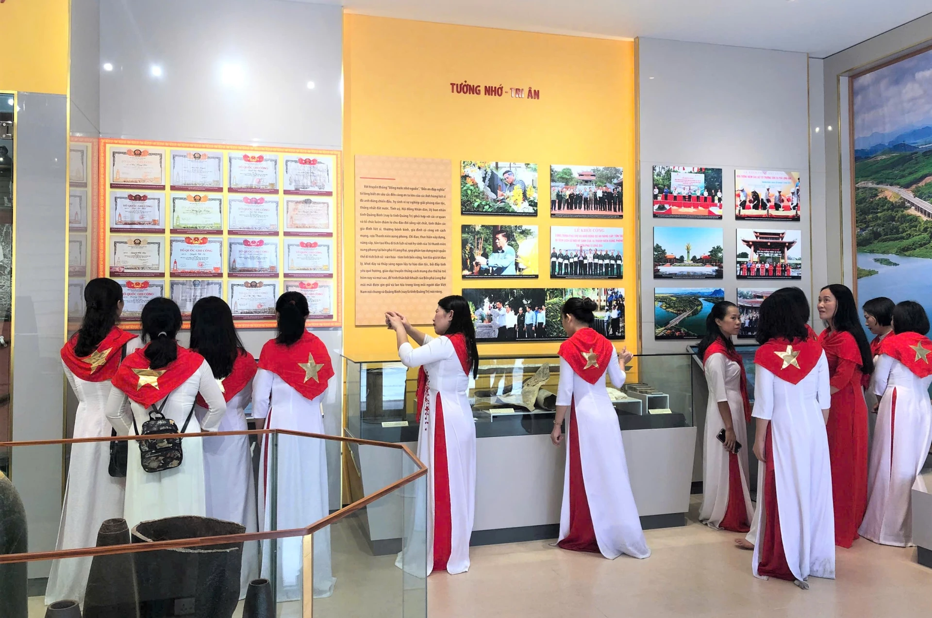 Đông đảo du khách đến tham quan tại di tích lịch sử. Ảnh: V.PH