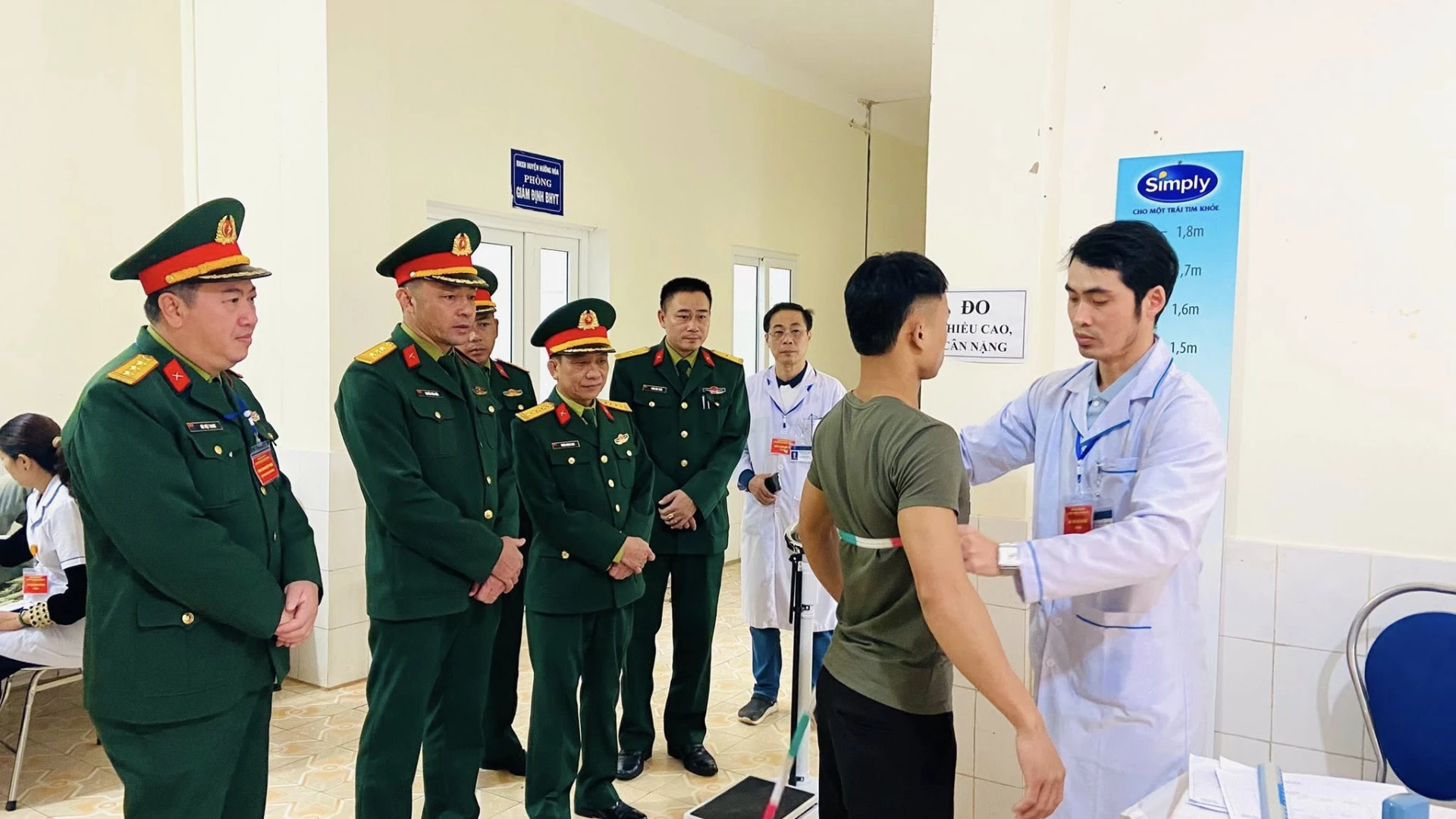 Đồng chí đại tá Thiều Đăng Anh, Phó Chỉ huy trưởng Bộ CHQS tỉnh kiểm tra công tác khám tuyển NVQS năm 2026 tại Bệnh viện đa khoa khu vực Hướng Hóa.