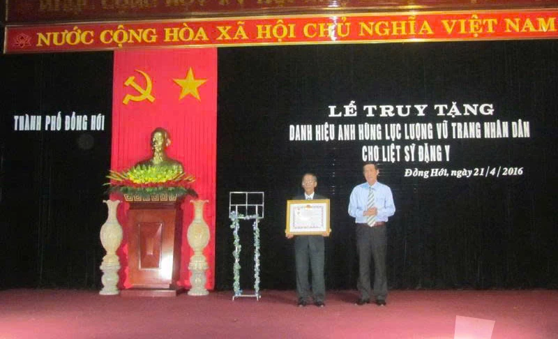  Ngày 21/4/2016, thừa ủy quyền của Chủ tịch nước, đồng chí Trần Công Thuật, Phó Bí thư Thường trực Tỉnh ủy Quảng Bình (cũ) đã trao bằng công nhận Anh hùng lực lượng vũ trang nhân dân cho gia đình liệt sĩ Đặng Y-Ảnh: Tư liệu