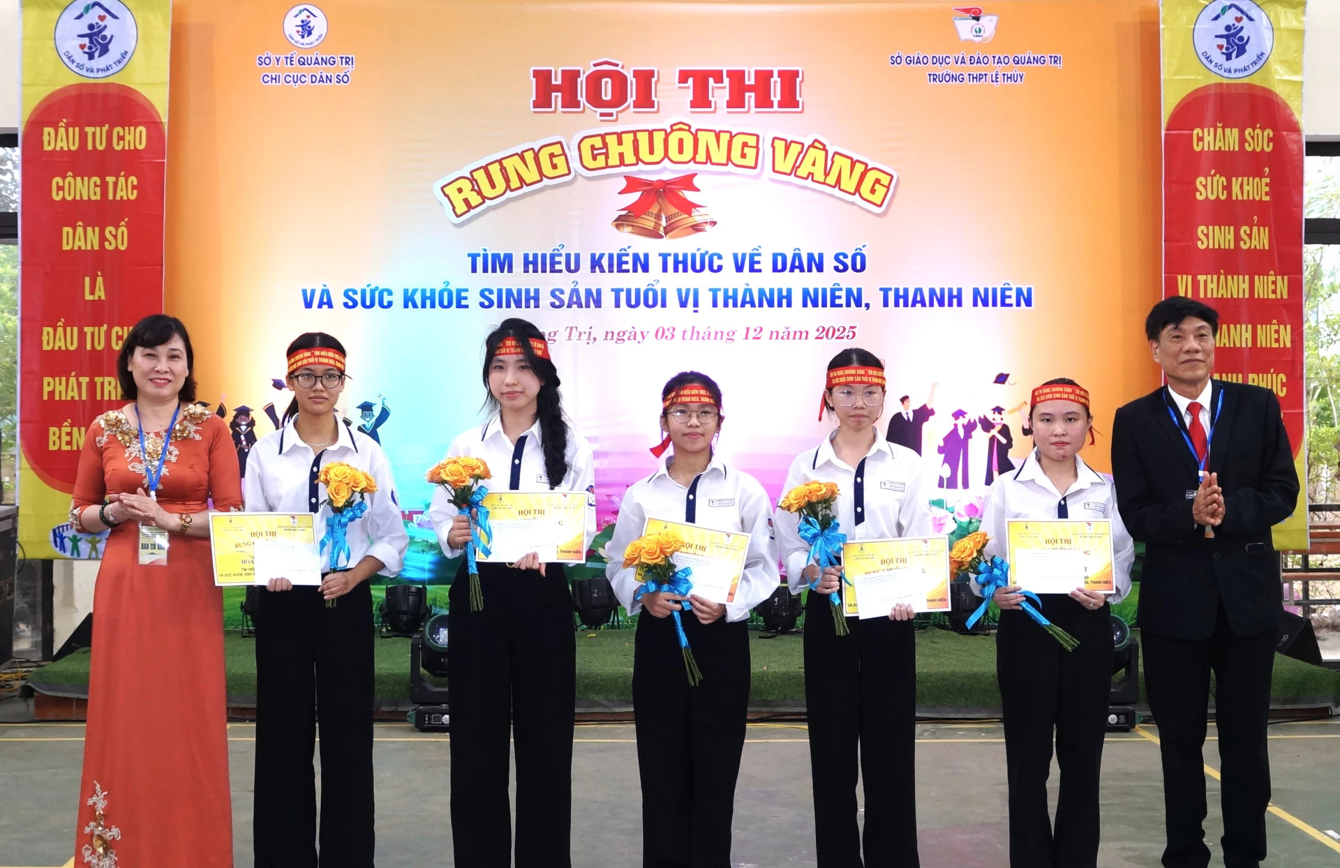 Ban Tổ chức trao Giải Nhất cho thí sinh xuất sắc tại Hội thi Rung chuông vàng.