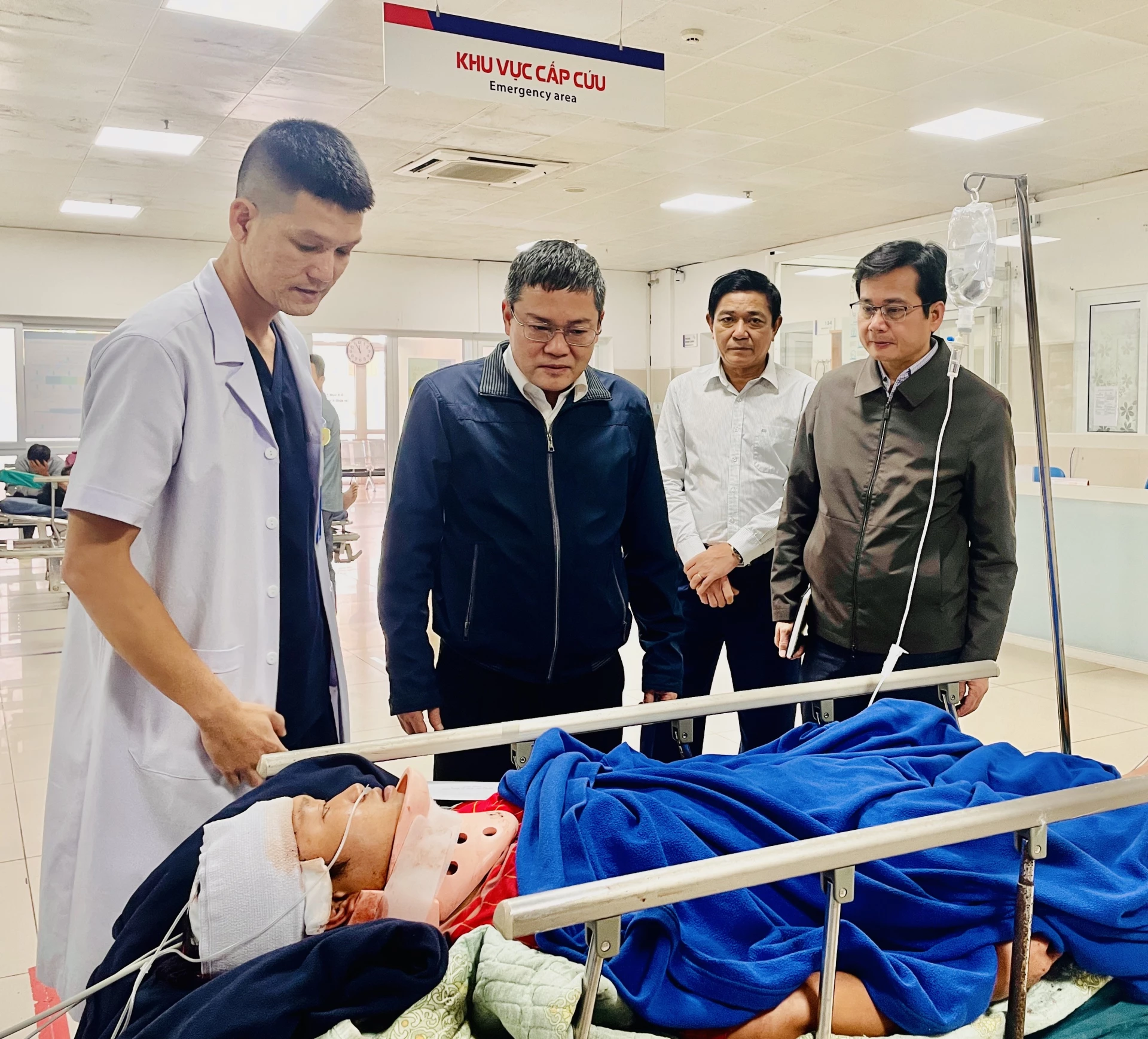 Đồng chí Phó Chủ tịch UBND tỉnh Phan Phong Phú thăm hỏi nạn nhân vụ tai nạn giao thông - Ảnh: Đ.A