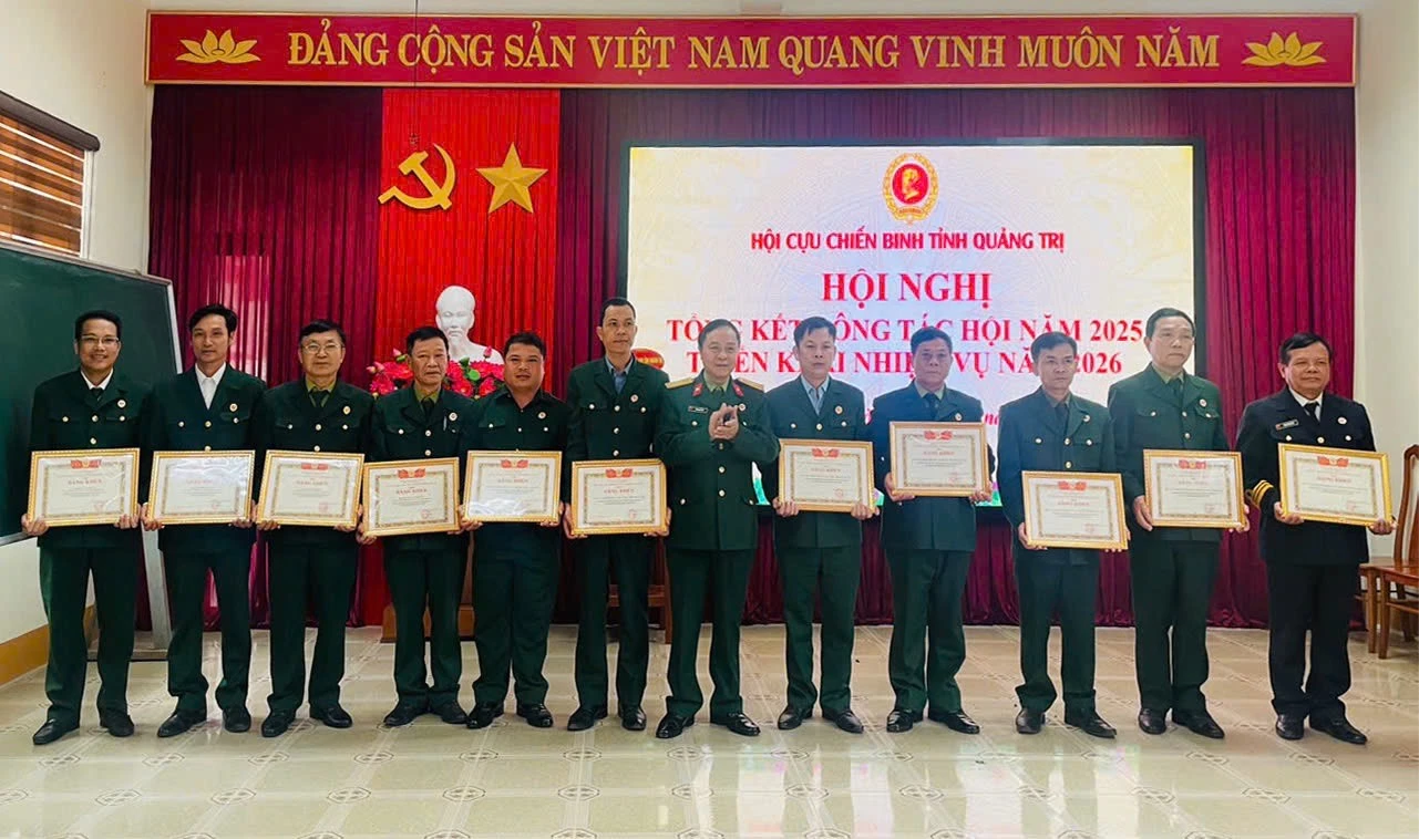 Lãnh đạo Hội CCB tỉnh khen thưởng các tập thể, cá nhân có thành tích xuất sắc trong năm 2025 - Ảnh: Đ.A