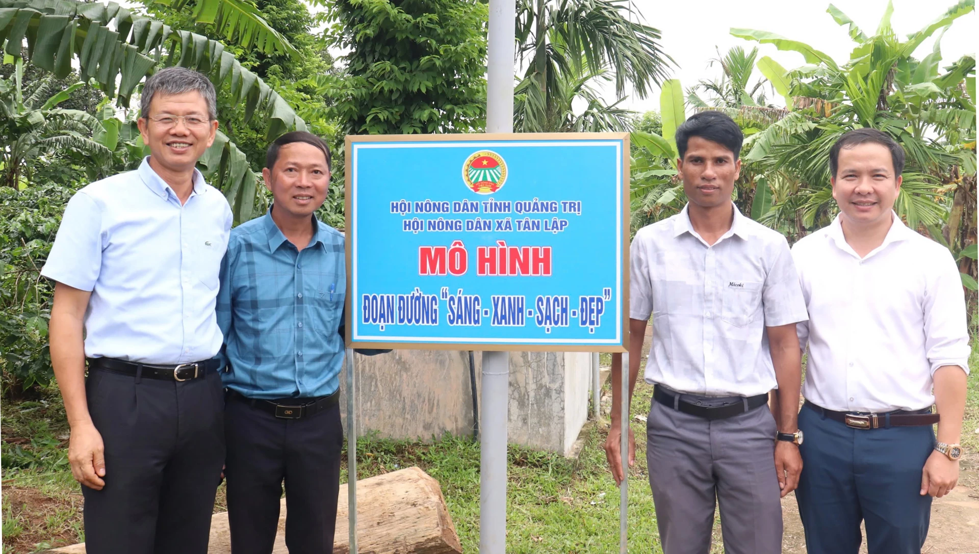 Đồng chí Trần Tiến Sỹ, Phó Chủ tịch Ủy ban MTTQ Việt Nam tỉnh, Chủ tịch Hội Nông dân tỉnh thăm mô hình “Đoạn đường Sáng - Xanh - Sạch - Đẹp” tại xã Tân Lập, tỉnh Quảng Trị - Ảnh: HND
