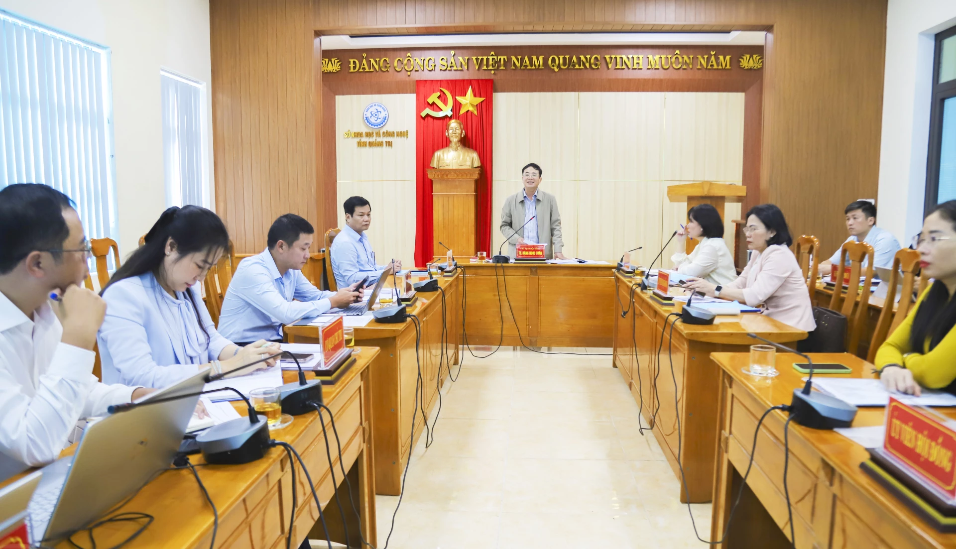 Quang cảnh họp hội đồng tư vấn tuyển chọn tổ chức, cá nhân chủ trì nhiệm vụ khoa học-công nghệ - Ảnh: M.N