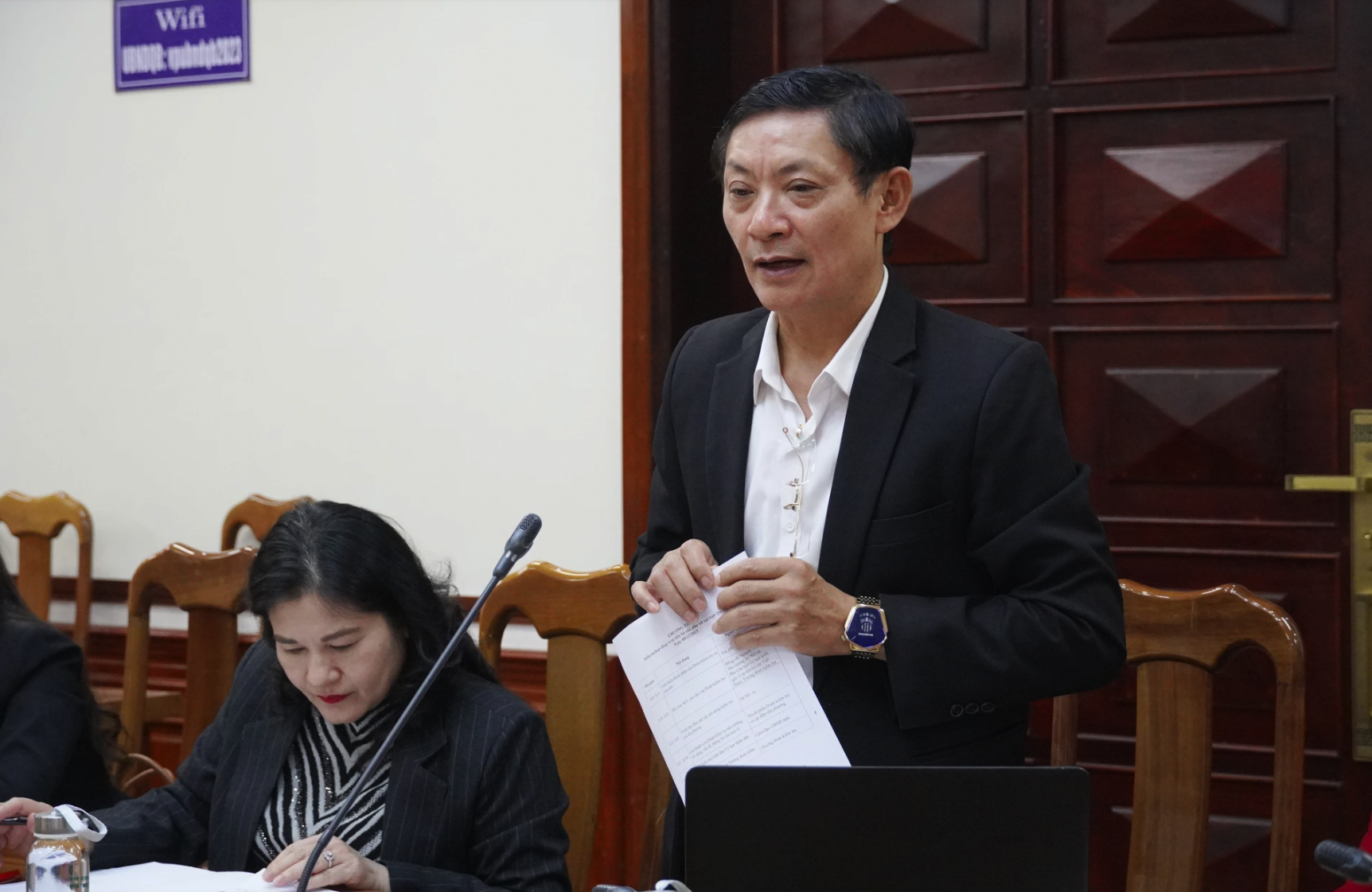 Đại diện đoàn kiểm tra trao đổi, làm rõ một số nội dung liên quan - Ảnh: X.P