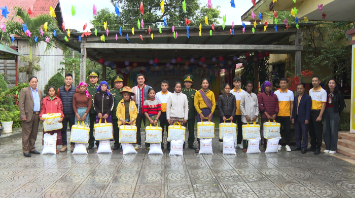 Trao quà hỗ trợ người dân bị ảnh hưởng do mưa lũ