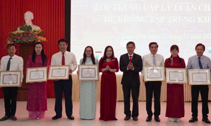 Bế giảng lớp Trung cấp Lý luận chính trị hệ không tập trung, khóa 32