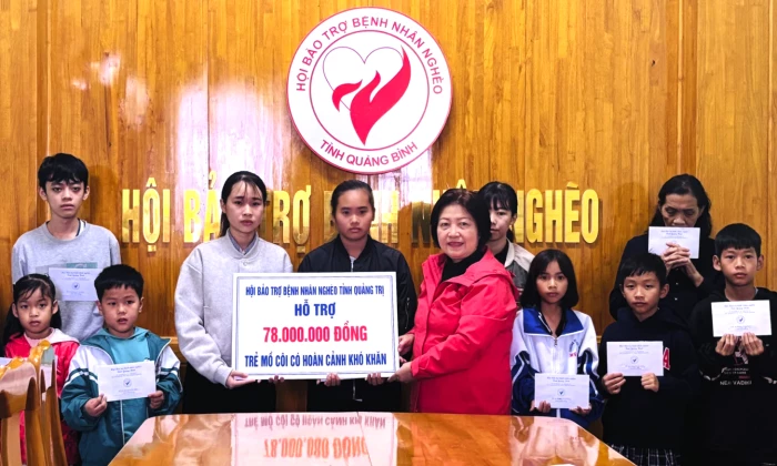 Hội Bảo trợ bệnh nhân nghèo tỉnh trao hỗ trợ 13 trẻ mồ côi