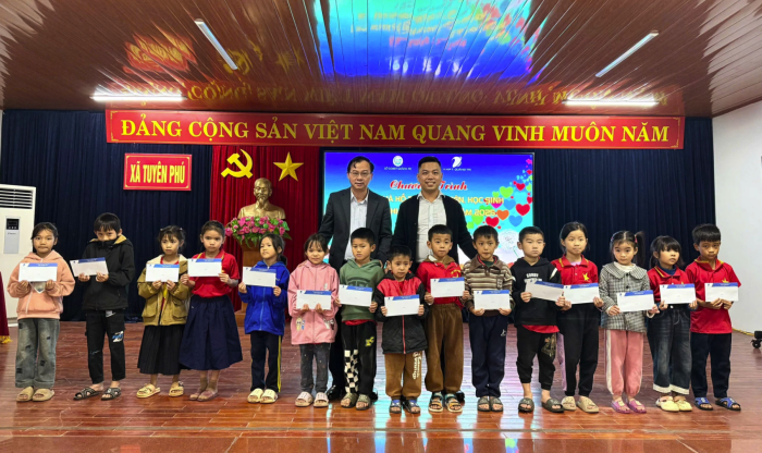 Tiếp sức cho học sinh, giáo viên vùng lũ