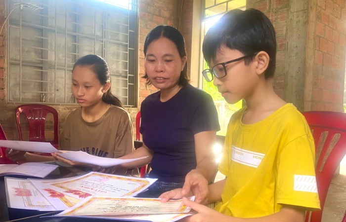 Làm thuê 'đổi chữ' cho con