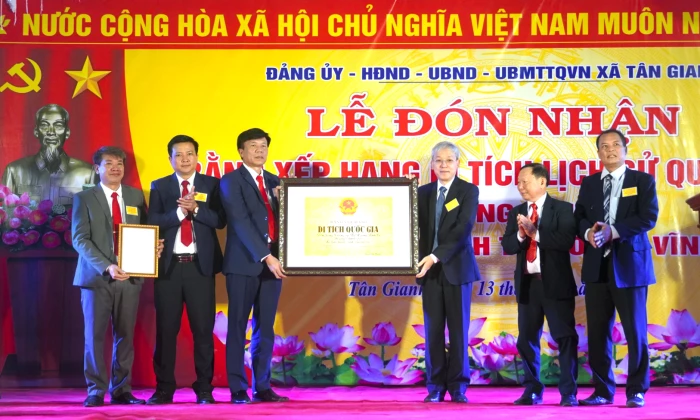 Đón nhận Bằng xếp hạng Di tích lịch sử Quốc gia 'Đền Song Trung và lăng mộ Hoàng Vĩnh Tộ, Hoàng Vĩnh Dụ'