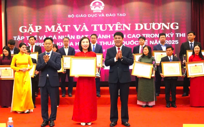 Trường THPT Quảng Trị được nhận bằng khen của Bộ Giáo dục và Đào tạo