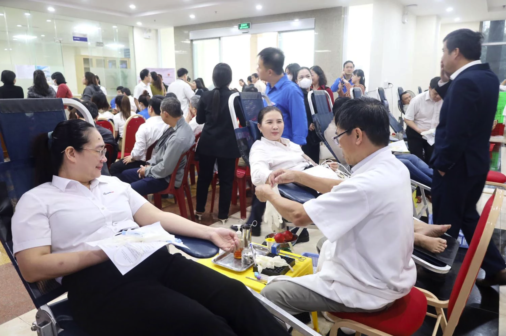 Các tình nguyện viên tham gia hiến máu tại Tuần lễ hồng EVN lần thứ XI năm 2025 - Ảnh: V.Minh