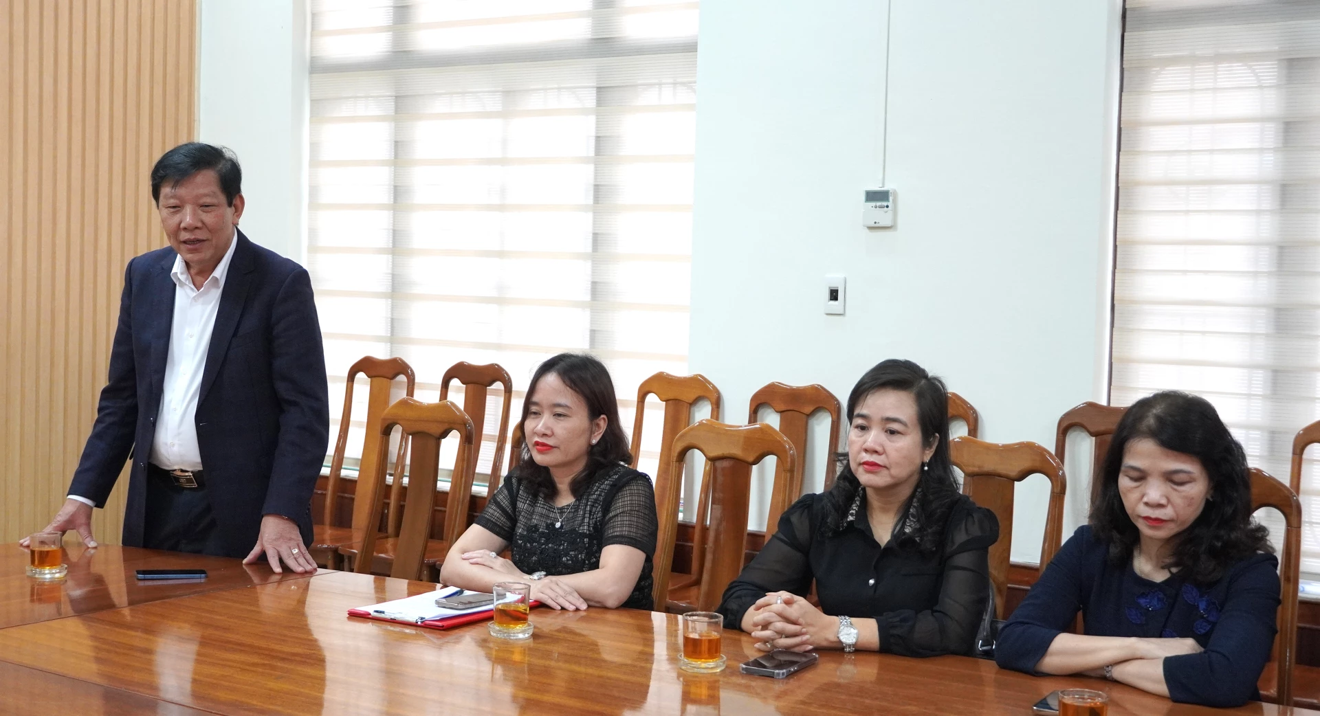 Đại diện lãnh đạo Sở Y tế trân trọng cảm ơn sự quan tâm của Hội Bảo trợ bệnh nhân nghèo tỉnh. Ảnh: H.Tr.