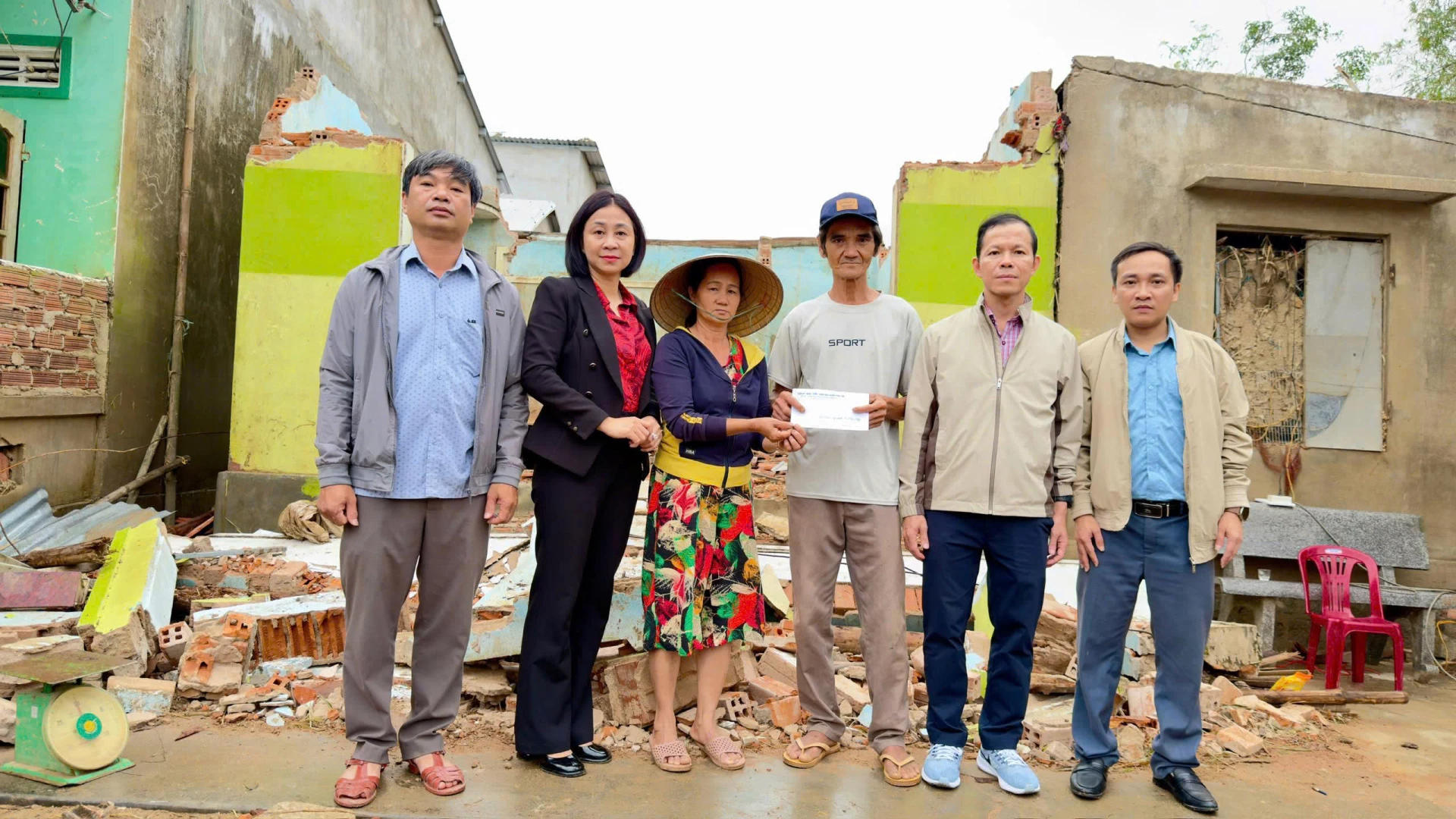 Đoàn công tác phường Đồng Sơn do Phó Bí thư Thường trực Đảng ủy Lê Thị Thu Cúc dẫn đầu đến thăm và trao hỗ trợ trực tiếp cho hộ gia đình bị thiệt hại nặng tại tỉnh Đắk Lắk - Ảnh: H.Tr