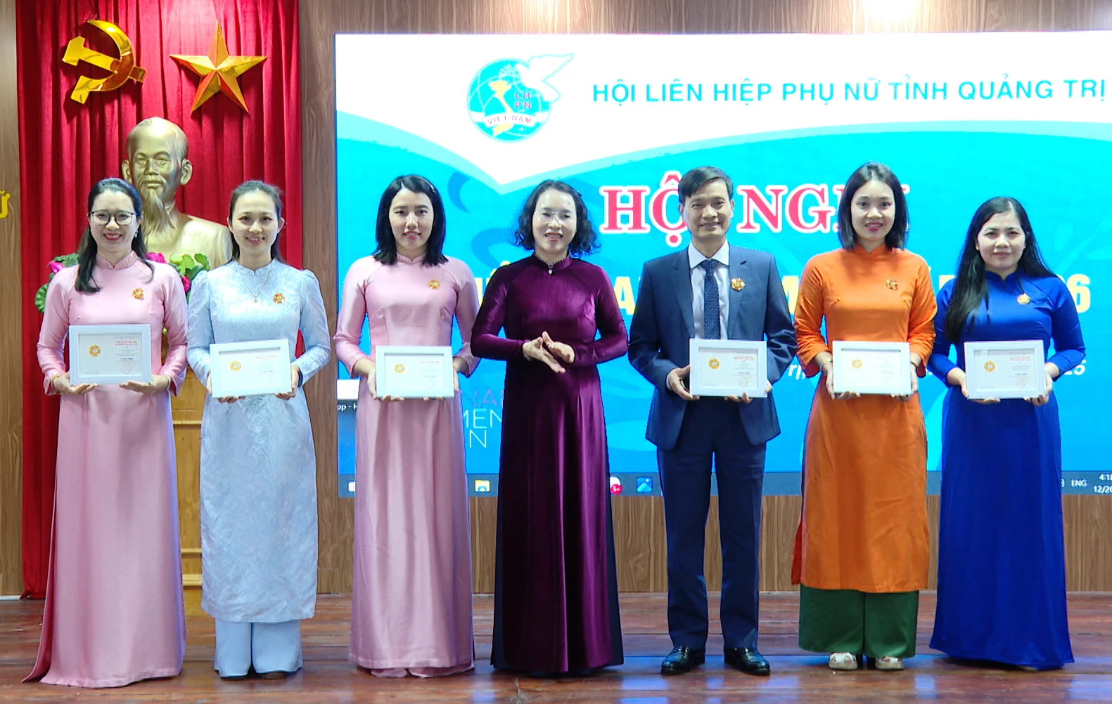 Phó Chủ tịch Ủy ban MTTQ Việt Nam, Chủ tịch Hội LHPN tỉnh Nguyễn Thị Bích Thủy trao Kỷ niệm chương “Vì sự phát triển của Phụ nữ Việt Nam” cho các cá nhân. Ảnh: H.Tr.