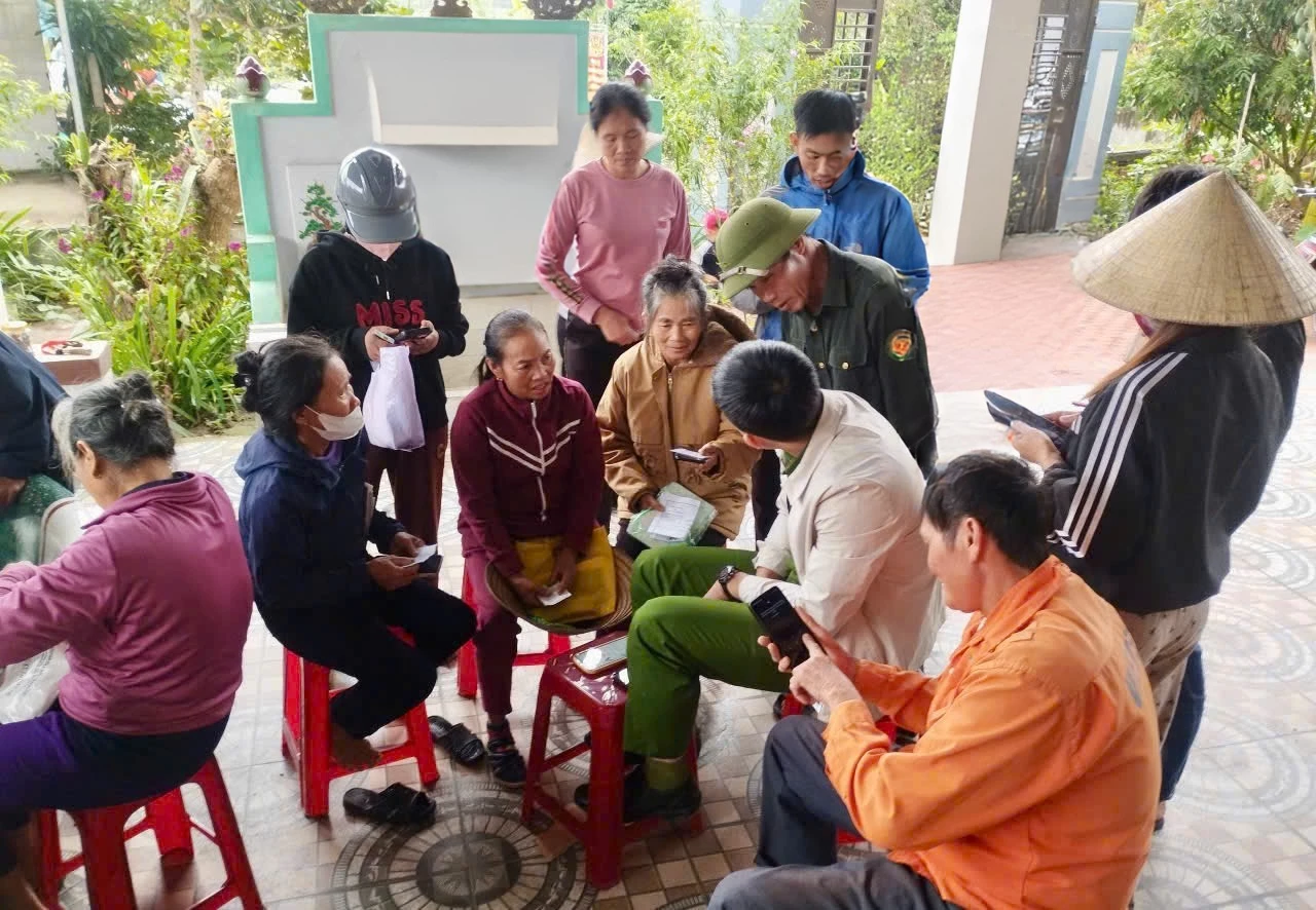 Tổ Công nghệ số cộng đồng và Đề án 06 phối hợp với các lực lượng đến từng hộ dân để hỗ trợ cài đặt, kích hoạt tài khoản VNeID - Ảnh: H.N