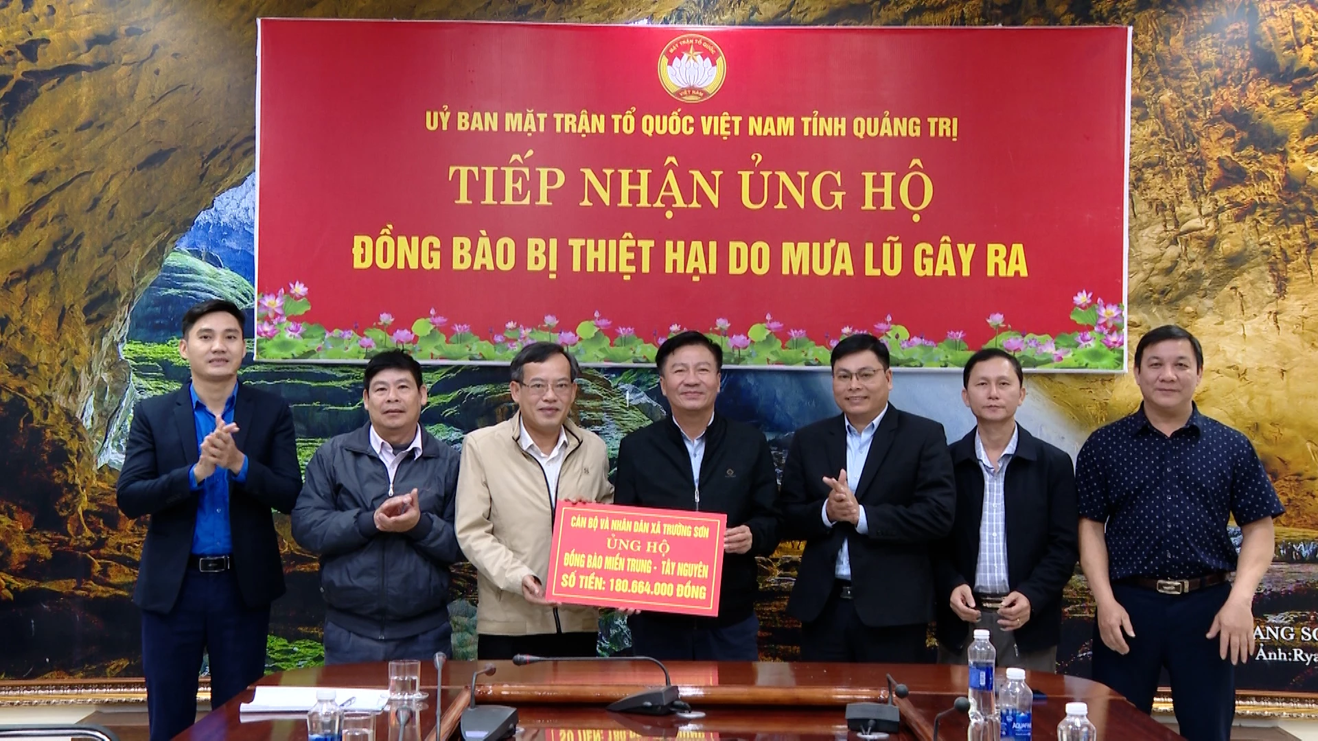 Đồng chí Phó Chủ tịch Thường trực Uỷ ban MTTQVN tỉnh Quảng Trị tiếp nhận nguồn hỗ trợ khắc phục hậu quả thiên tai từ cán bộ và Nhân dân xã Trường Sơn. Ảnh: B.N