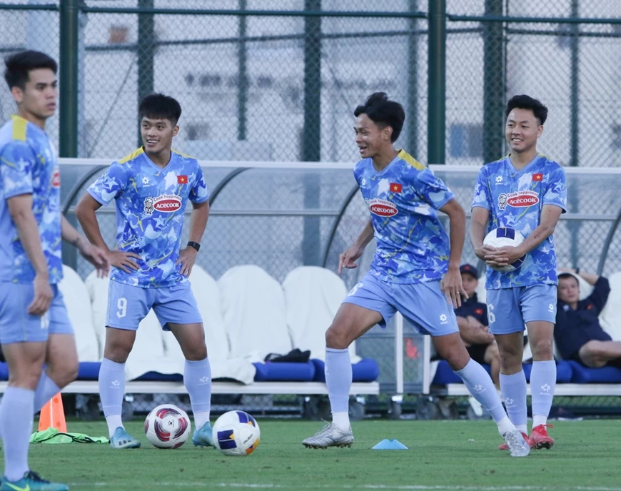 Bùi Vĩ Hào (thứ hai, từ phải sang) hào hứng tập luyện sau khi hoàn toàn bình phục chấn thương - Ảnh: VFF