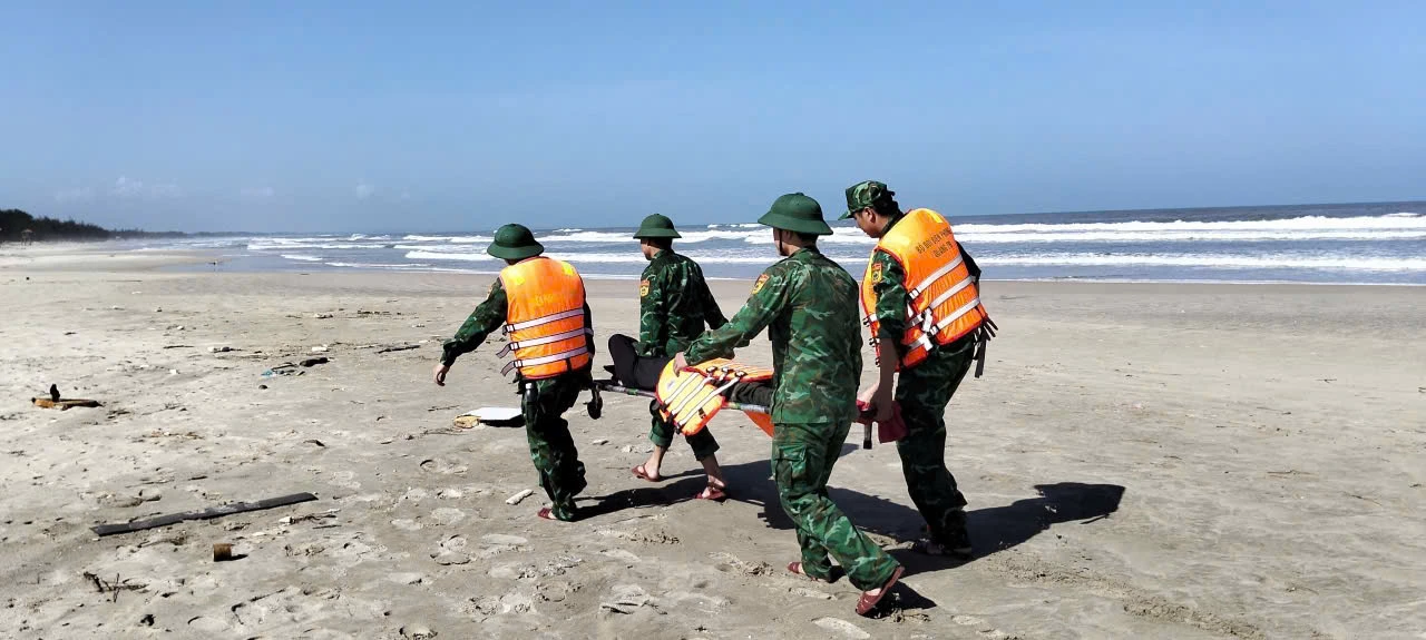 Cứu hộ ngư dân gặp nạn trên biển Cửa Việt