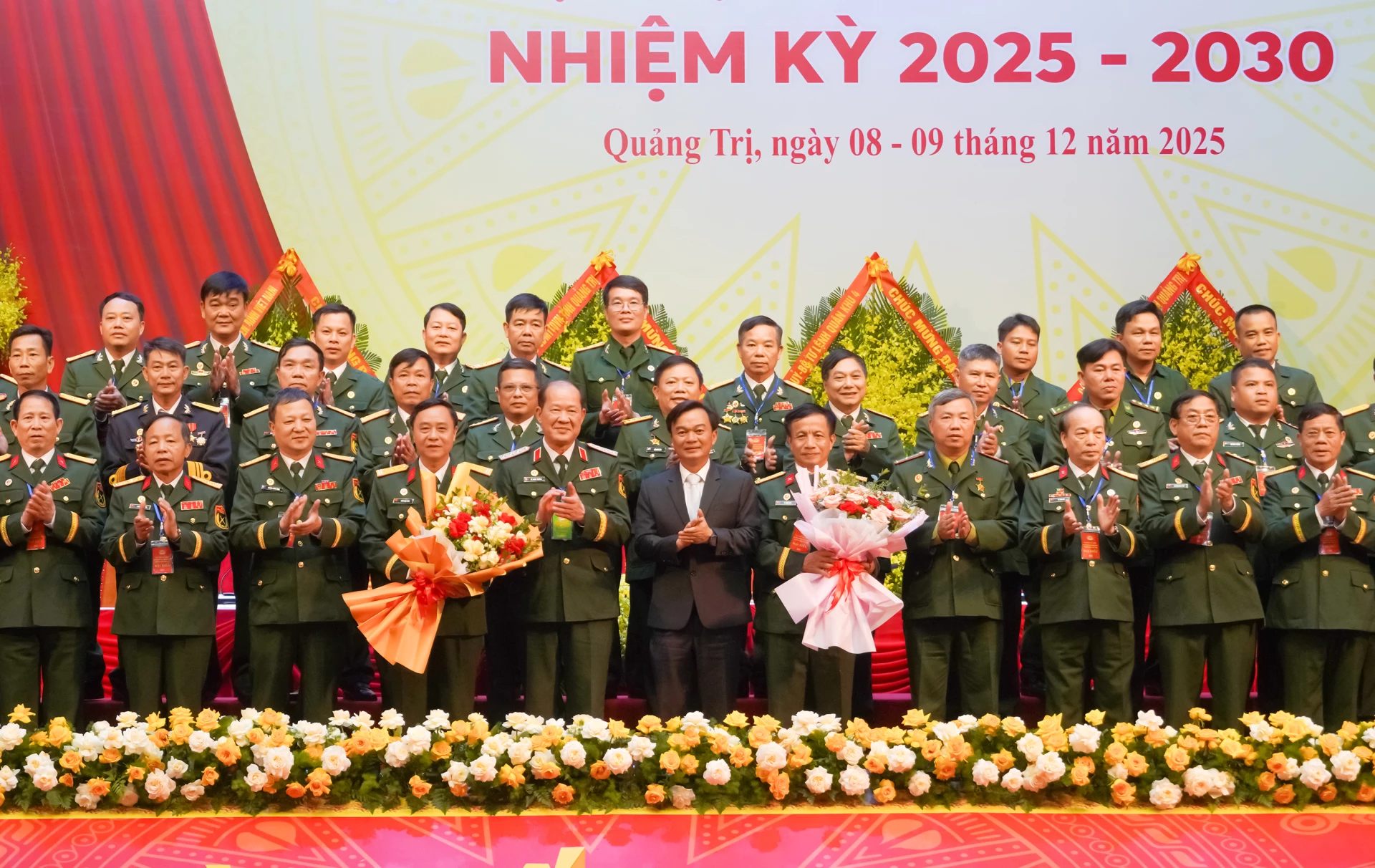 Đồng chí Thượng tướng Bế Xuân Trường, Phó Chủ tịch Ủy ban Trung ương MTTQ Việt Nam, Chủ tịch Hội CCB Việt Nam và đồng chí Nguyễn Chiến Thắng, Phó Bí thư Tỉnh ủy, Chủ tịch Ủy ban MTTQ Việt Nam tặng hoa chúc mừng Ban Chấp hành Hội CCB tỉnh, nhiệm kỳ 2025-2030 - Ảnh: N.H