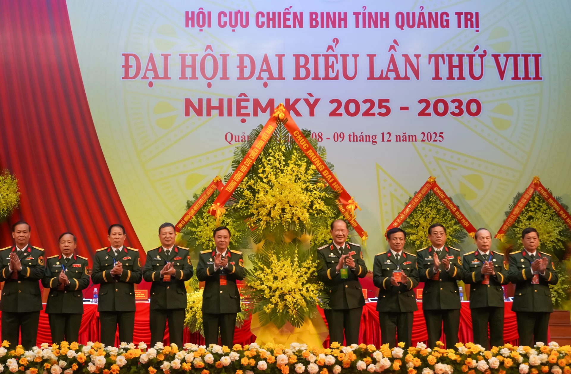 Đồng chí Thượng tướng Bế Xuân Trường, Phó Chủ tịch Ủy ban Trung ương MTTQ Việt Nam, Chủ tịch Hội CCB Việt Nam tặng hoa chúc mừng đại hội - Ảnh: N.H