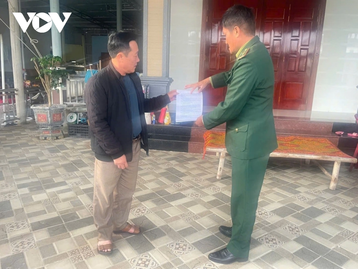 Bộ đội Biên phòng tỉnh Quảng Trị tuyên truyền Nghị định mới về xử phạt tàu cá vi phạm.