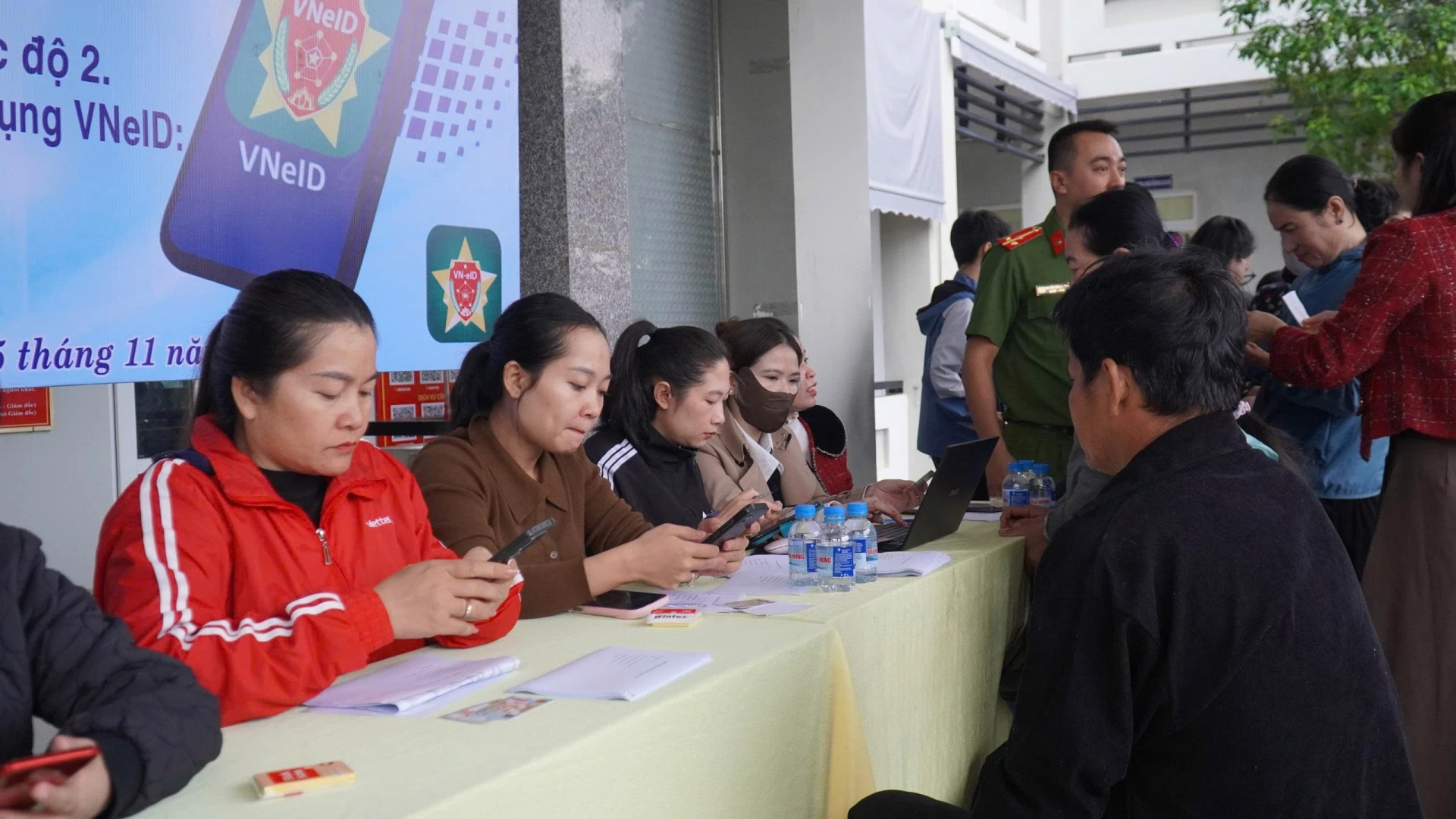 Xã Lao Bảo triển khai chương trình Ngày thứ 7 số phục vụ Nhân dân kích hoạt tài khoản VNeID mức 2, tích hợp thẻ bảo hiểm y tế và giấy tờ tùy thân - Ảnh: N.B