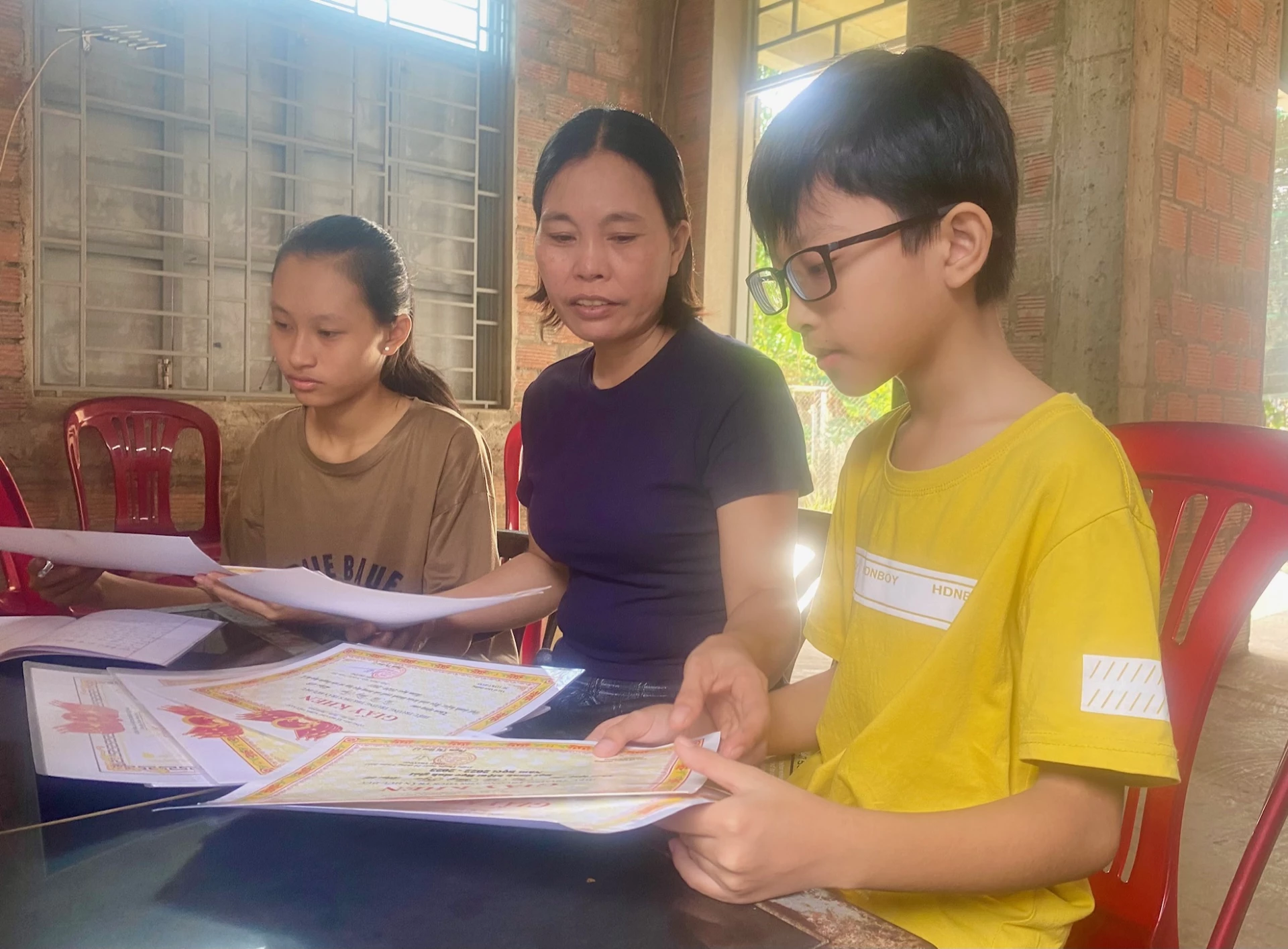 Chị Nguyễn Thị Ngọc Ánh luôn tự hào về sự vượt khó vươn lên trong học tập của các con - Ảnh: N.B