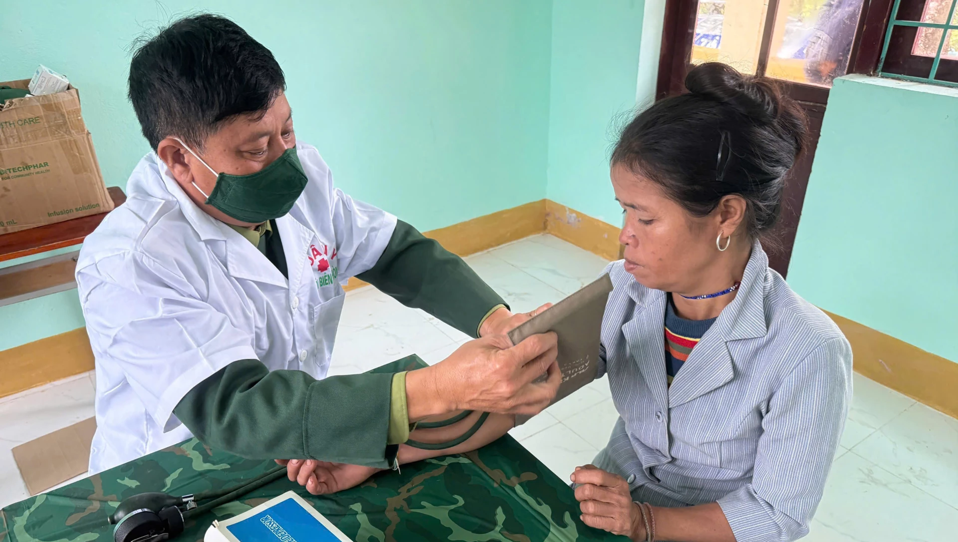 Tuổi trẻ Đồn Biên phòng Cà Ròong khám và cấp phát thuốc miễn phí cho bà con xã Thượng Trạch - Ảnh: Tiến Thành