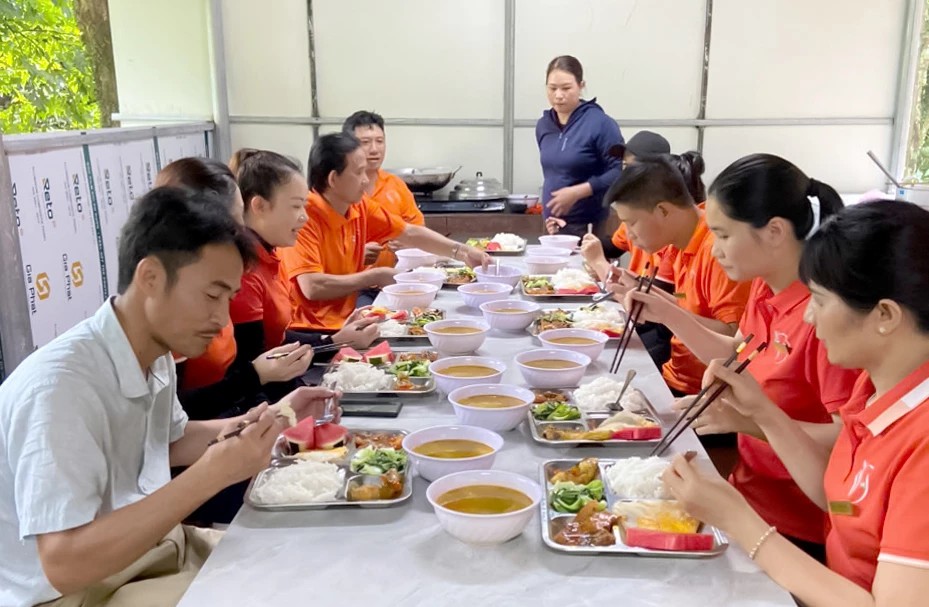 Công đoàn cơ sở Vườn Quốc gia Phong Nha-Kẻ Bàng hỗ trợ bữa cơm công đoàn cho đoàn viên - Ảnh: N.H
