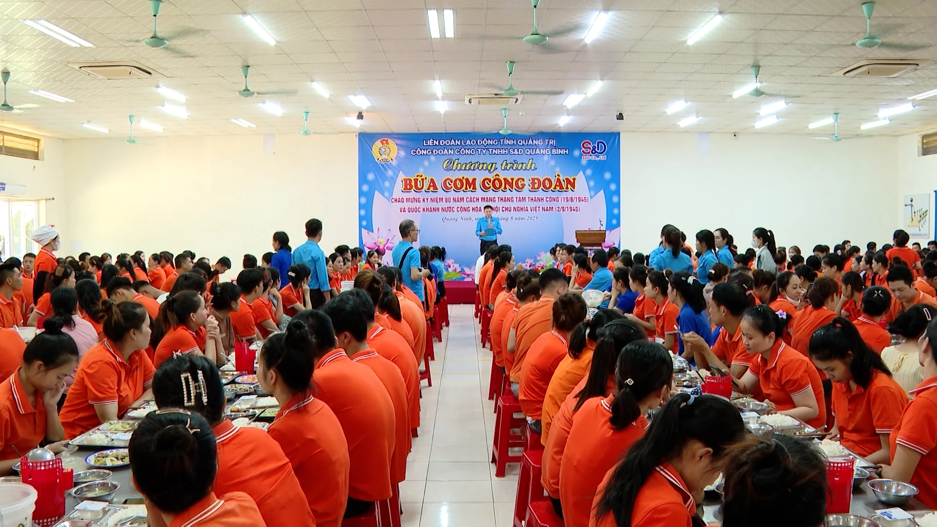 Toàn cảnh chương trình “Bữa cơm công đoàn” - Ảnh: L.M