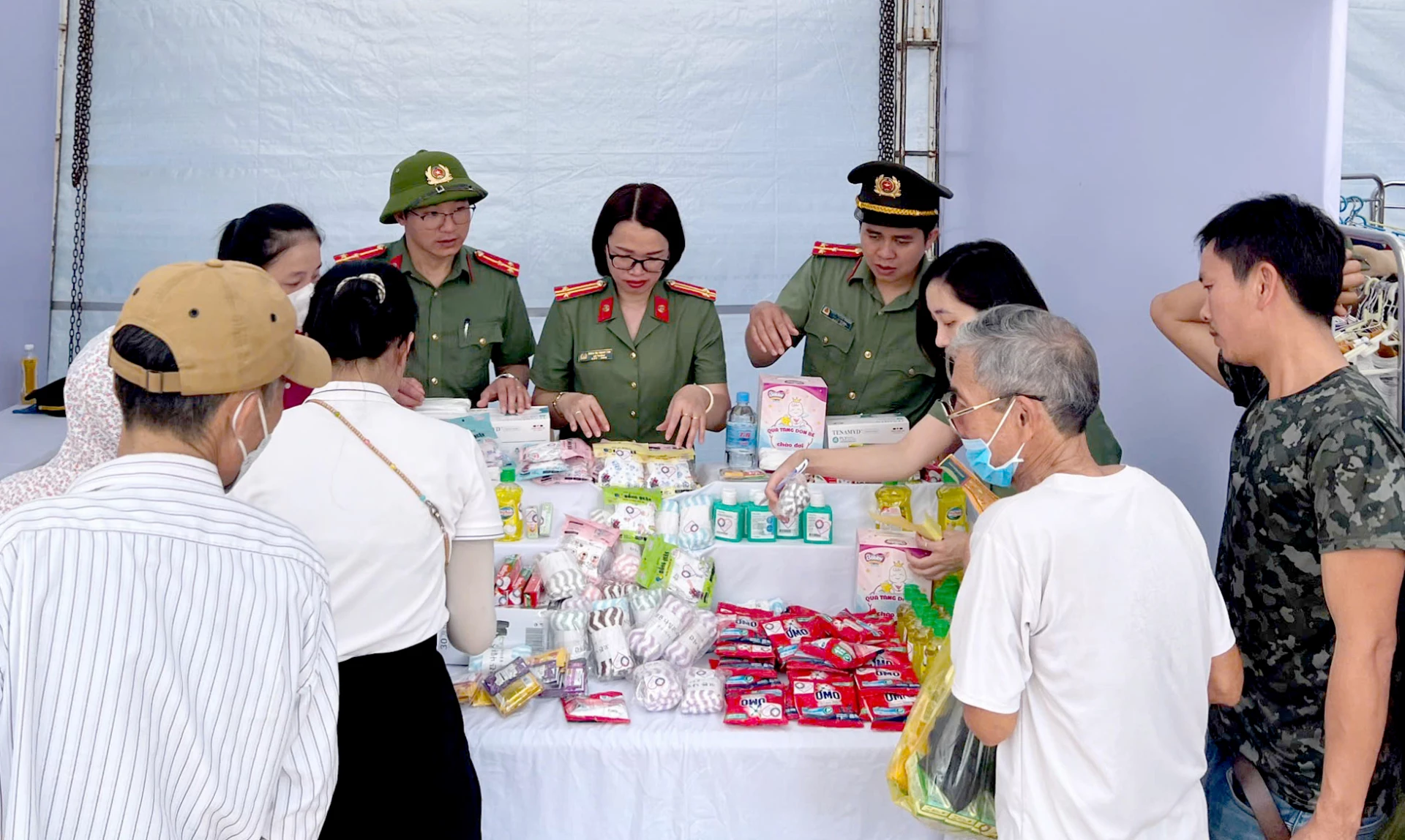 Chương trình Hội chợ 0 đồng, trao tặng quà cho các bệnh nhân nghèo điều trị tại Bệnh viện hữu nghị Việt Nam-Cuba Đồng Hới - Ảnh: T.T