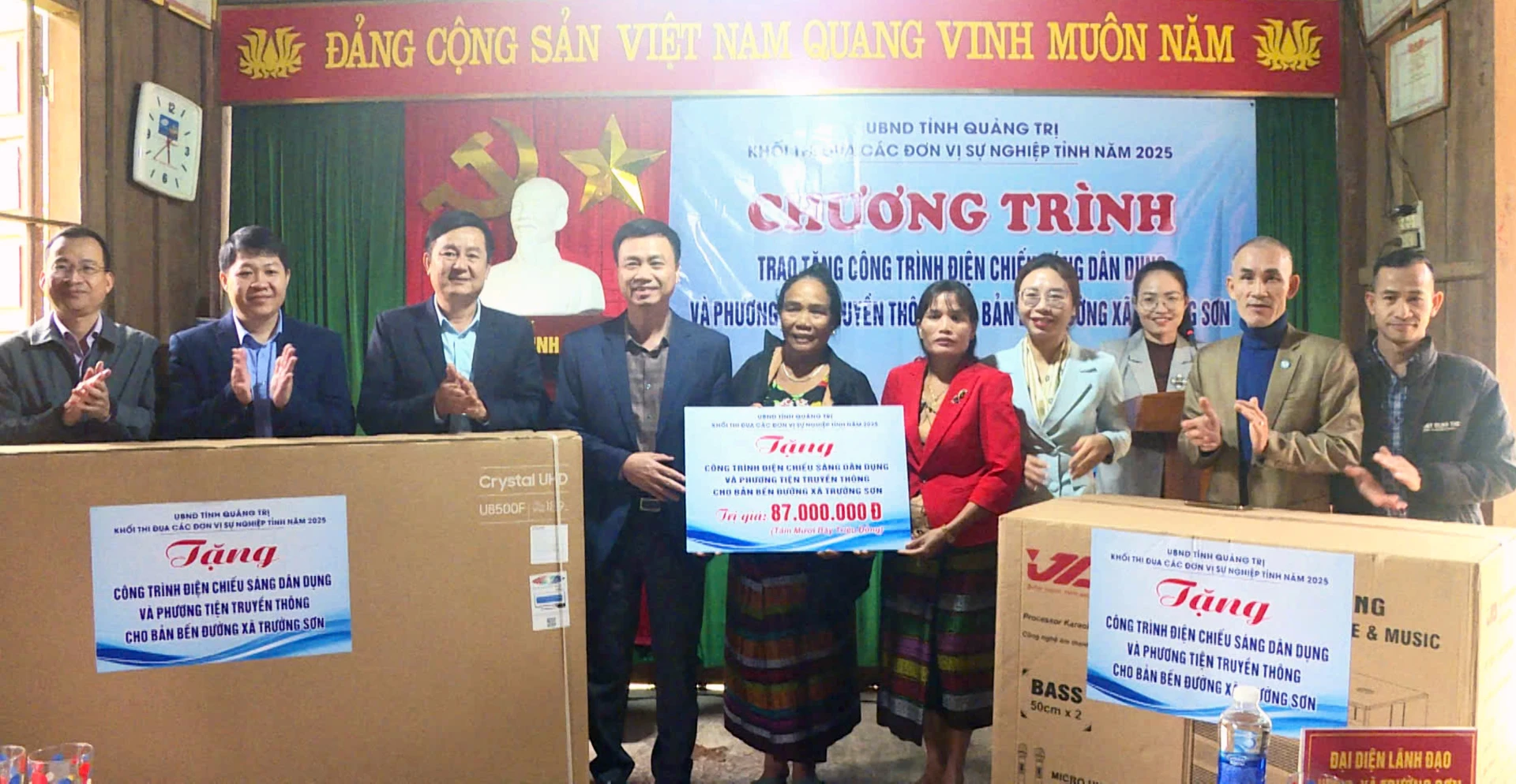 Khối thi đua các đơn vị sự nghiệp trao tặng công trình điện chiếu sáng dân dụng và phương tiện truyền thông cho bản Bến Đường - Ảnh: Đ.T