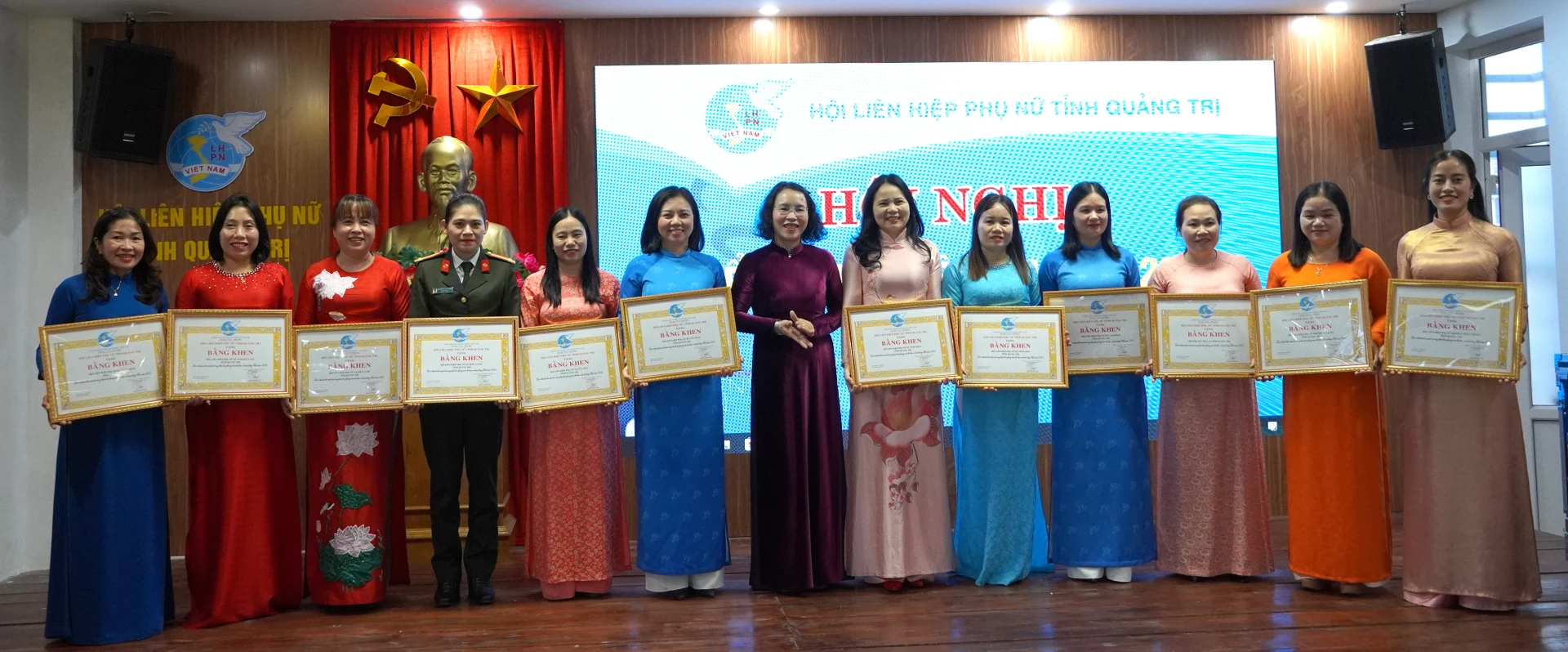 Phó Chủ tịch Ủy ban MTTQ Việt Nam, Chủ tịch Hội LHPN tỉnh trao bằng khen các tập thể có thành tích xuất sắc trong công tác. Ảnh: H.Tr.