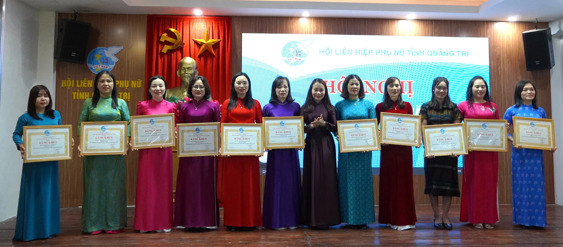 Đại diện lãnh đạo Hội LHPN tỉnh trao bằng khen cho các tập thể. Ảnh: H.Tr.