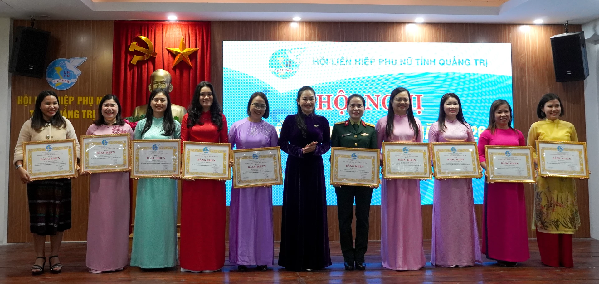 Đại diện lãnh đạo Hội LHPN tỉnh trao bằng khen cho các cá nhân. Ảnh: H.Tr.