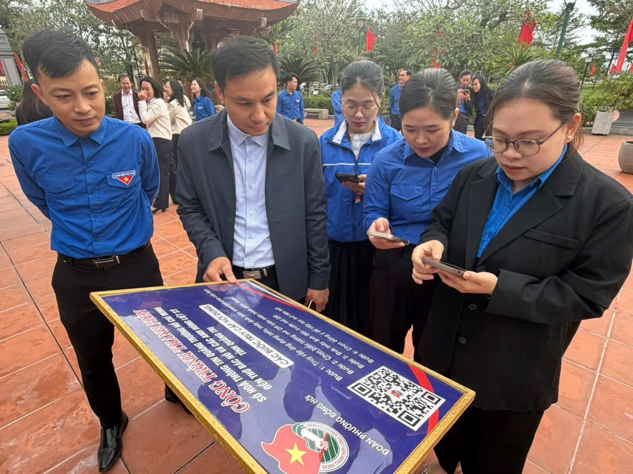 Việc số hóa giúp người sử dụng dễ dàng tìm hiểu thông tin của các công trình, di tích. Ảnh: H.Tr.