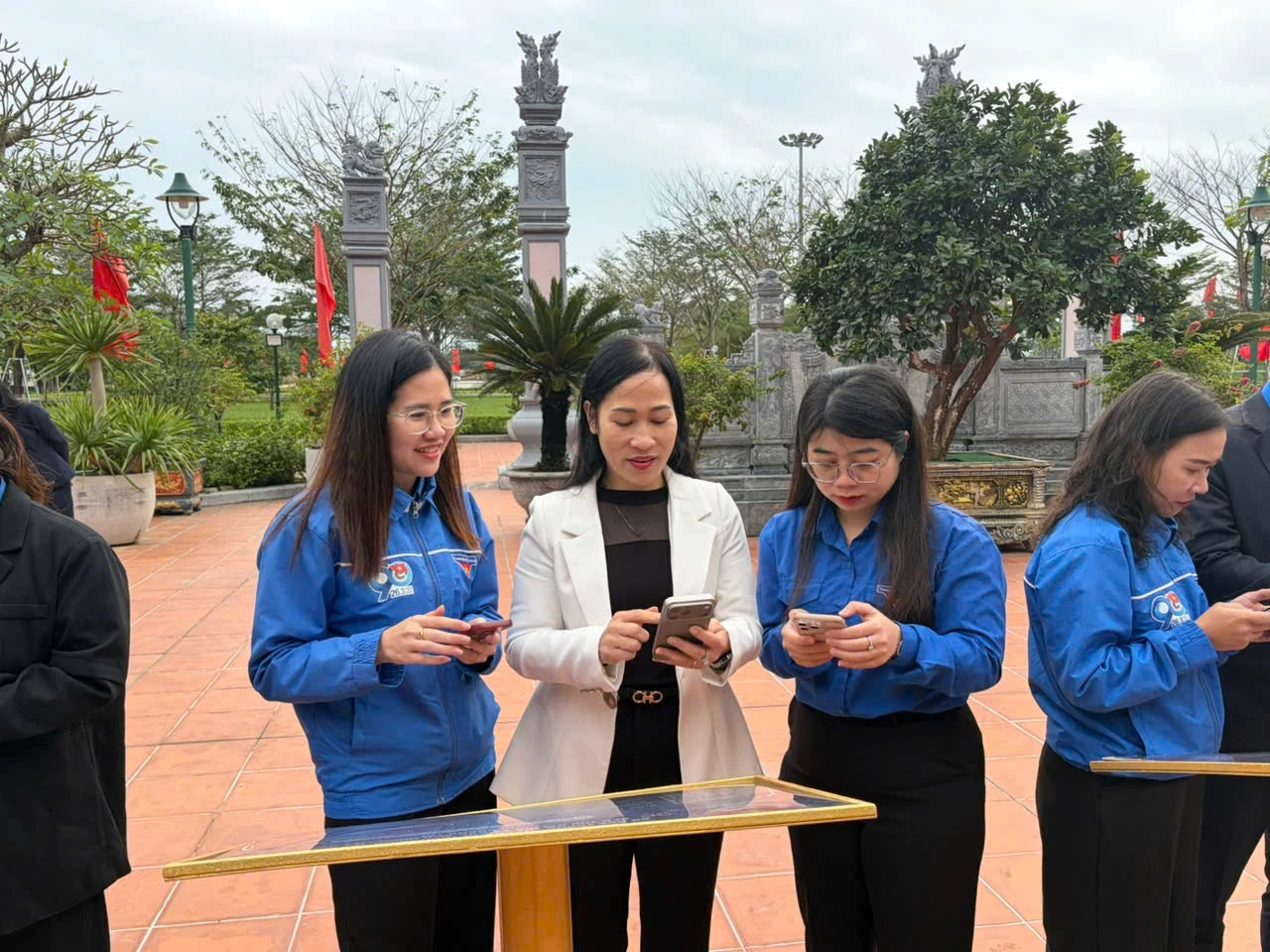 Để tìm hiểu thông tin, người dùng sử dụng điện thoại thông minh quét mã QR. Ảnh: H.Tr.