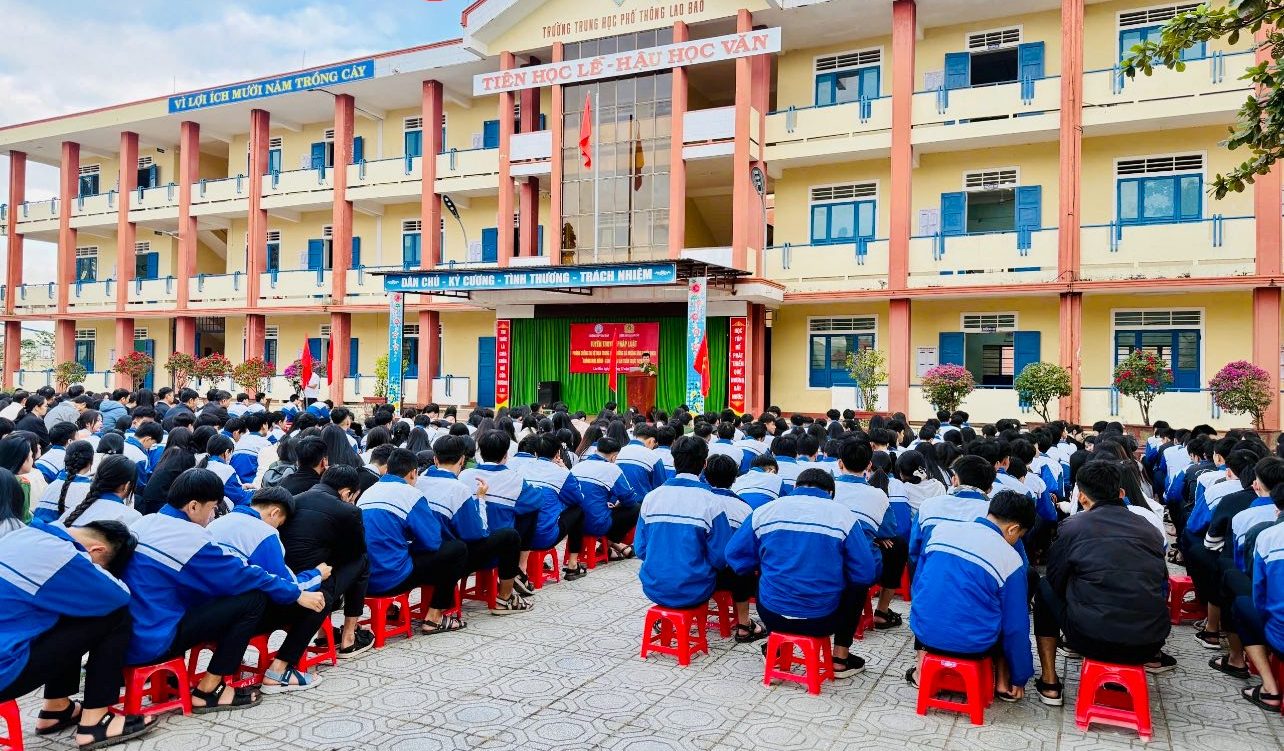 Tuyên truyền về phòng chống tệ nạn xã hội trong học đường và an toàn trên không gian mạng cho học sinh Trường THPT Lao Bảo - Ảnh: CALB