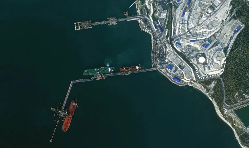 Ảnh vệ tinh chụp hồi tháng 11 cho thấy các kho chứa dầu bị hư hại tại cảng Novorossiysk của Nga trên Biển Đen, sau cuộc tấn công bằng tên lửa và máy bay không người lái của Ukraine.Nguồn: Vantor/Reuters