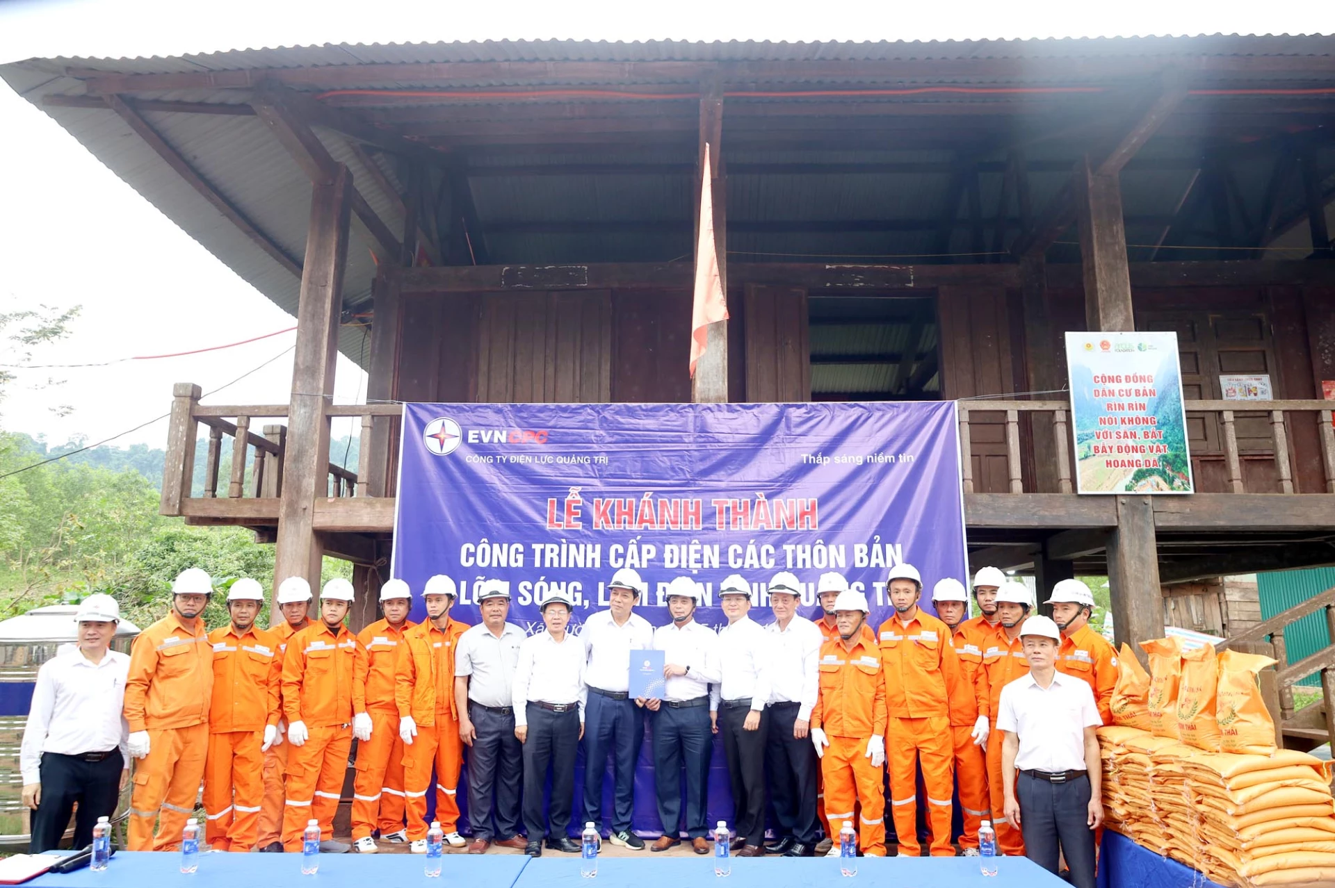  Trao biển tượng trưng tặng hệ thống điện sau công tơ cho 17 thôn, bản vùng biên tỉnh Quảng Trị.