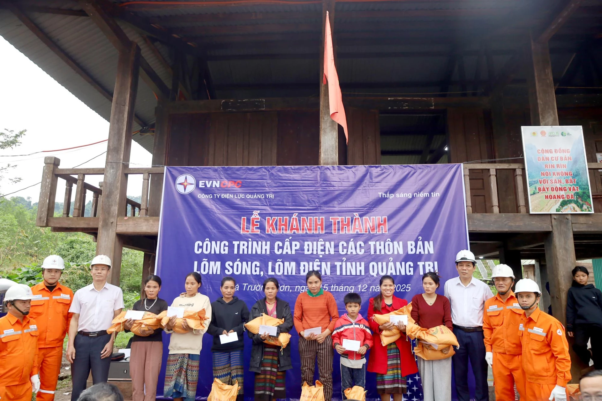 PC Quảng Trị trao gạo và quà cho bà con bản Rìn Rìn, xã Trường Sơn - Ảnh: V.Minh