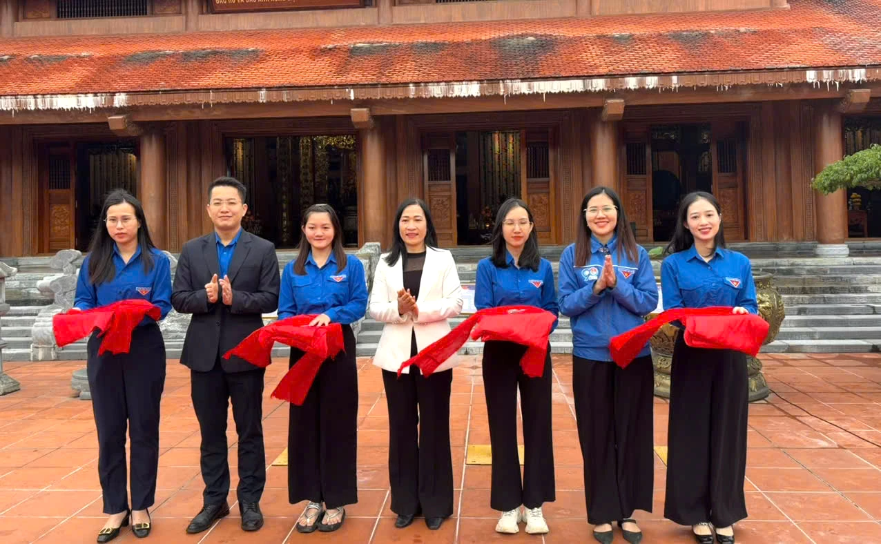 Đại diện lãnh đạo phường Đồng Hới và các đơn vị cắt băng khánh thành công trình thành niên. Ảnh: H.Tr.