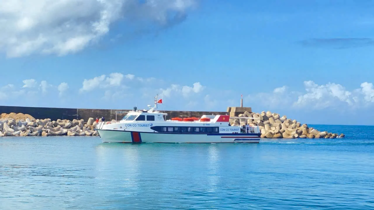 Tàu chở khách ra đảo Cồn Cỏ - Ảnh: P.X.D
