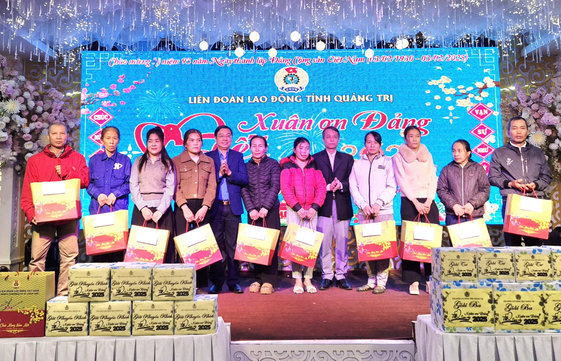 Liên đoàn Lao động tỉnh thường xuyên tổ chức các chương trình trao quà cho người lao động có hoàn cảnh khó khăn nhân dịp Tết đến, Xuân về - Ảnh: K.S