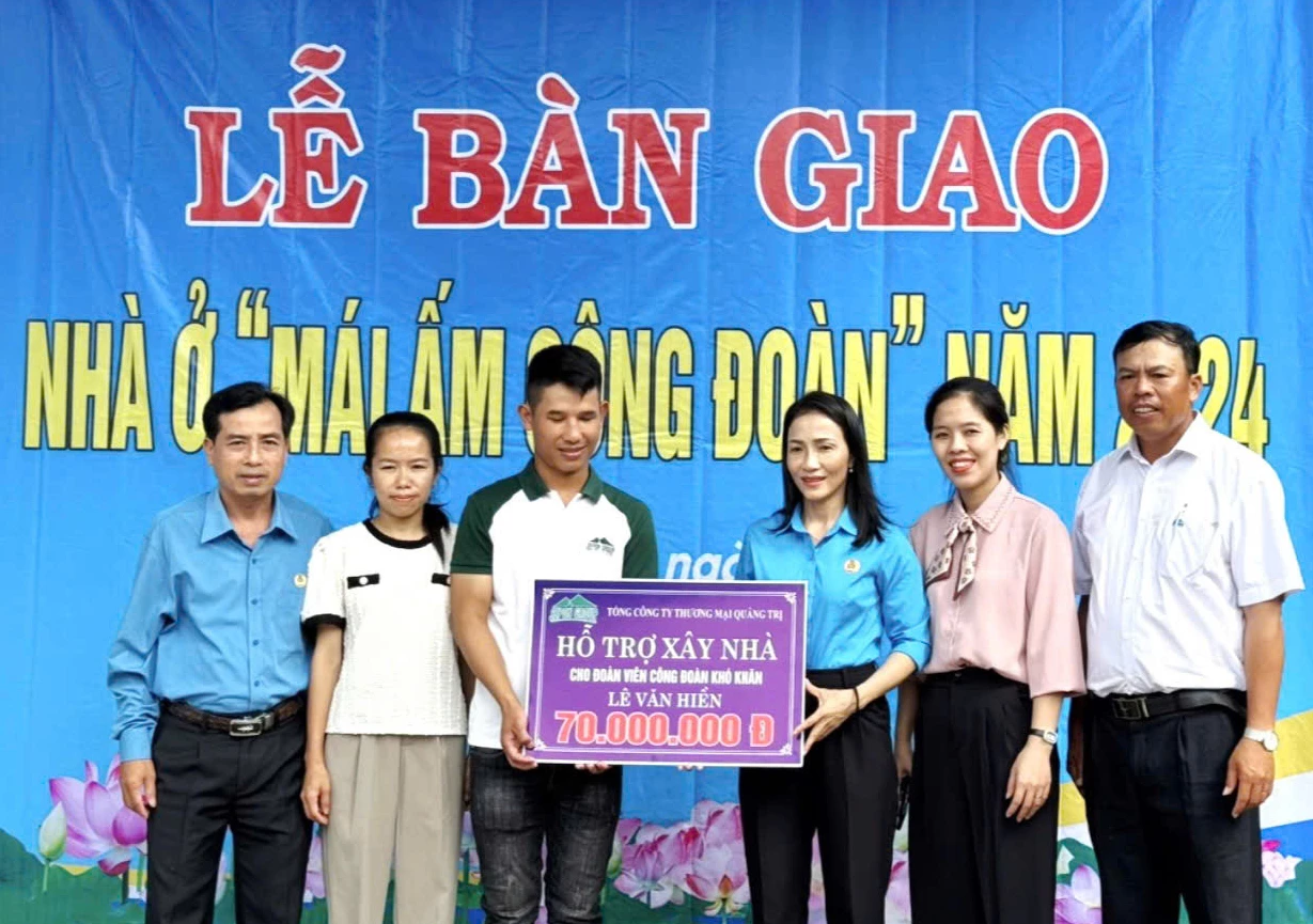 Công đoàn cơ sở Công ty cổ phần Tổng Công ty Thương mại Quảng Trị bàn giao nhà ở Mái ấm công đoàn cho người lao động có hoàn cảnh khó khăn - Ảnh: K.S
