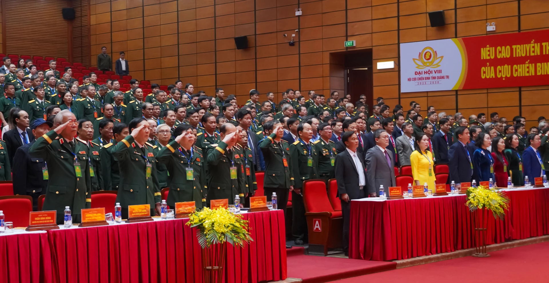 Các đại biểu tham dự đại hội thực hiện nghi thức chào cờ - Ảnh: N.H