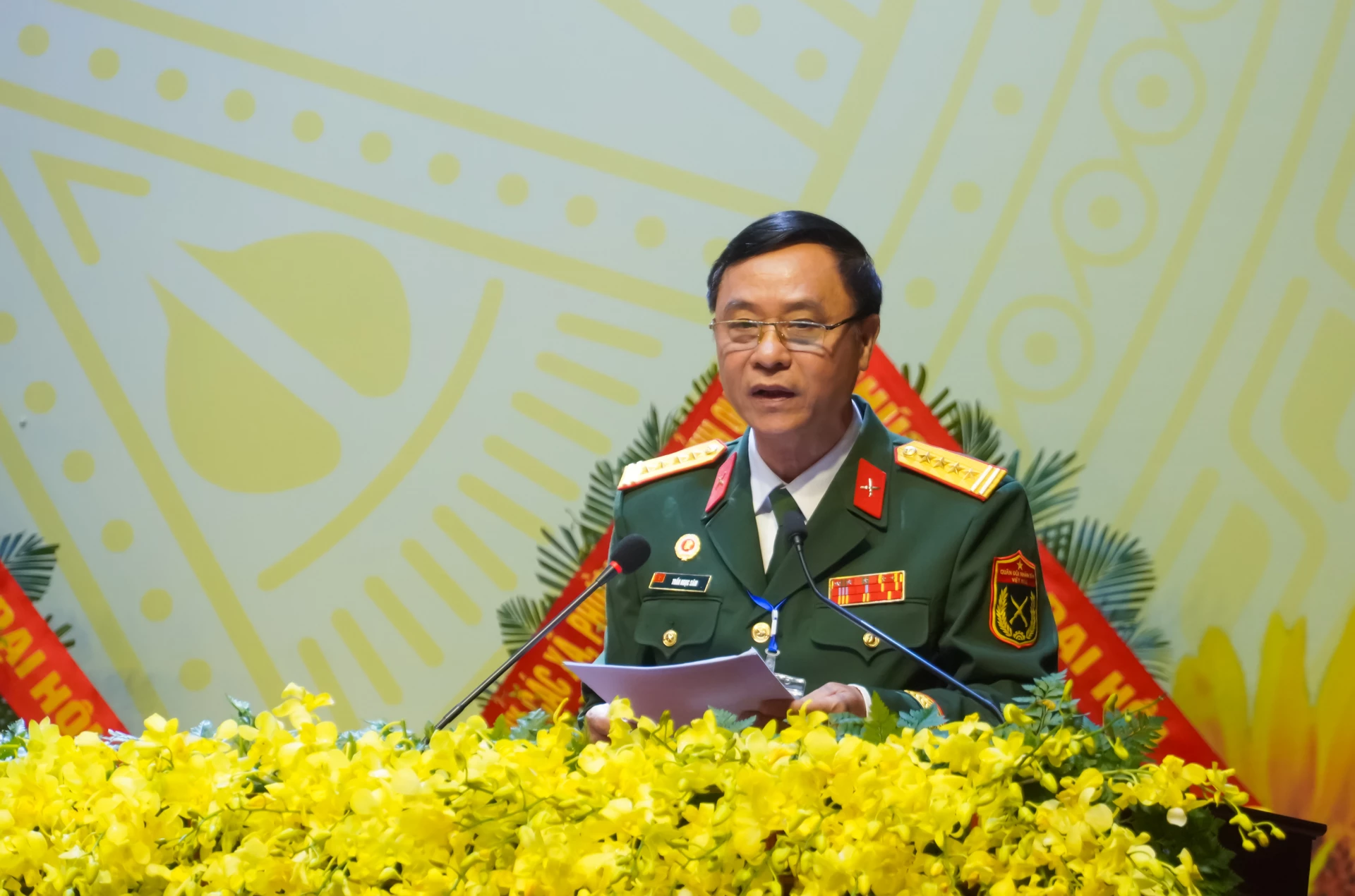 Đồng chí Trần Ngọc Sâm, Phó Chủ tịch Ủy ban MTTQ Việt Nam tỉnh, Chủ tịch Hội CCB tỉnh phát biểu khai mạc đại hội. Ảnh: N.H